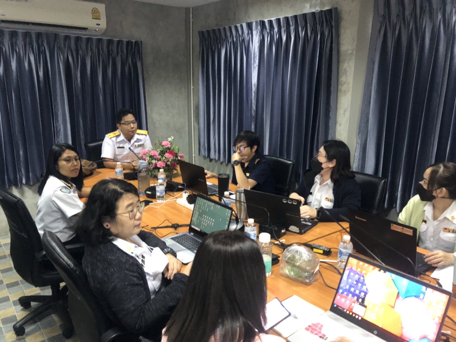 นายปัถฐพล ประพฤติ หัวหน้ากลุ่มวิเคราะห์และพัฒนาระบบการตรวจสอบเรือประมง สินค้าสัตว์น้ำ และปัจจัยการผลิต ประชุมภายในกลุ่มวิเคราะห์ฯ เพื่อมอบหมายงานให้แก่เจ้าหน้าที่ในสังกัด