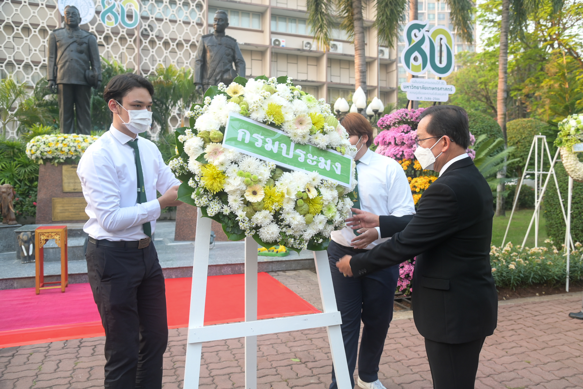 นายเฉลิมชัย สุวรรณรักษ์ อธิบดีกรมประมง และคณะผู้บริหารกรมประมง เข้าร่วมงานวันสถาปนามหาวิทยาลัยเกษตรศาสตร์ ครบรอบ 80 ปี..คลิก