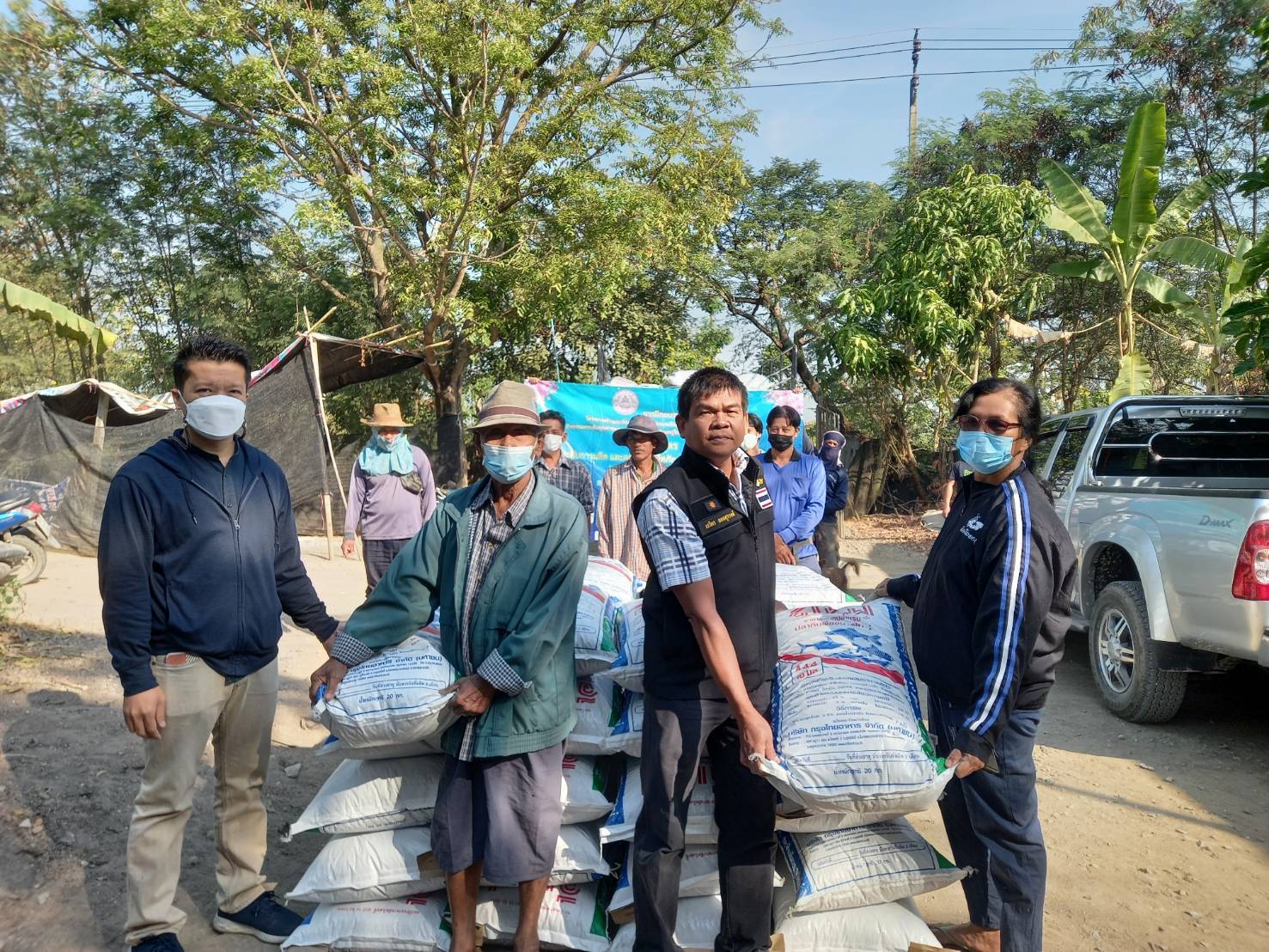 การแจกปัจจัยการผลิตให้กับเกษตรกรที่เข้าร่วม โครงการยกระดับคุณภาพมาตรฐานสินค้าเกษตรสู่นนทบุรีการันตี ประจำปีงบประมาณ 2566..คลิก