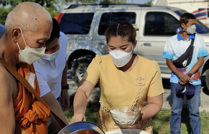 ข้าราชการและเจ้าหน้าที่ ศูนย์ศึกษาการพัฒนาอ่าวคุ้งกระเบนฯ ร่วมกิจกรรมทำบุญตักบาตรอาหารสด ณ พุทธมณฑลจังหวัดจันทบุรี