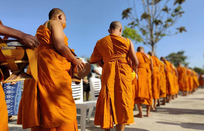 ข้าราชการและเจ้าหน้าที่ ศูนย์ศึกษาการพัฒนาอ่าวคุ้งกระเบนฯ ร่วมกิจกรรมทำบุญตักบาตรอาหารสด ณ พุทธมณฑลจังหวัดจันทบุรี..คลิก
