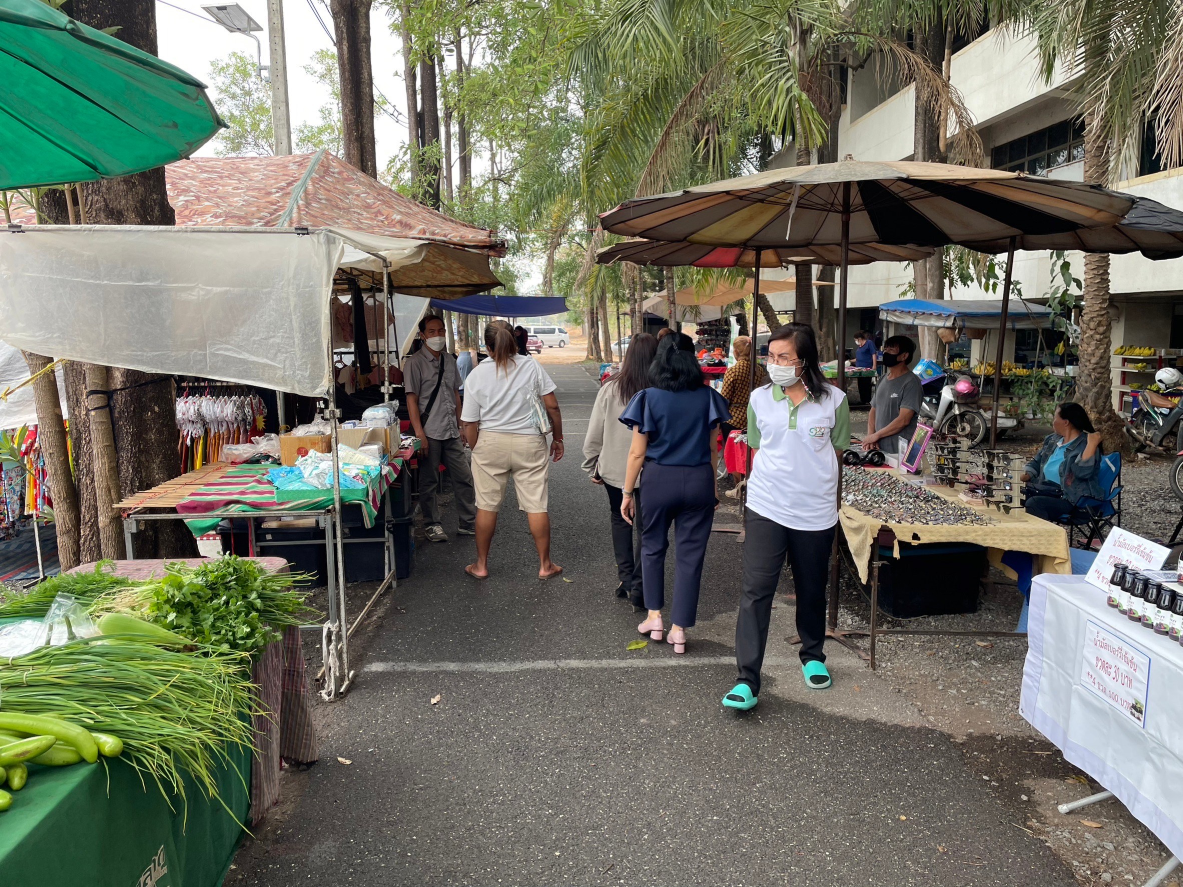 วันที่ 3 กุมภาพันธ์ 2566 สำนักงานประมงจังหวัดหนองบัวลำภู ตรวจเยี่ยมและติดตามการจำหน่ายผลิตภัณฑ์แปรรูปสัตว์น้ำ ของกลุ่มวิสาหกิจชุมชนแปรรูปปลาห้วยบง 3 ตรา 3 A ภายใต้กิจกรรม FISHERMAN MARKET @ NONGBUALAMPHU..คลิก