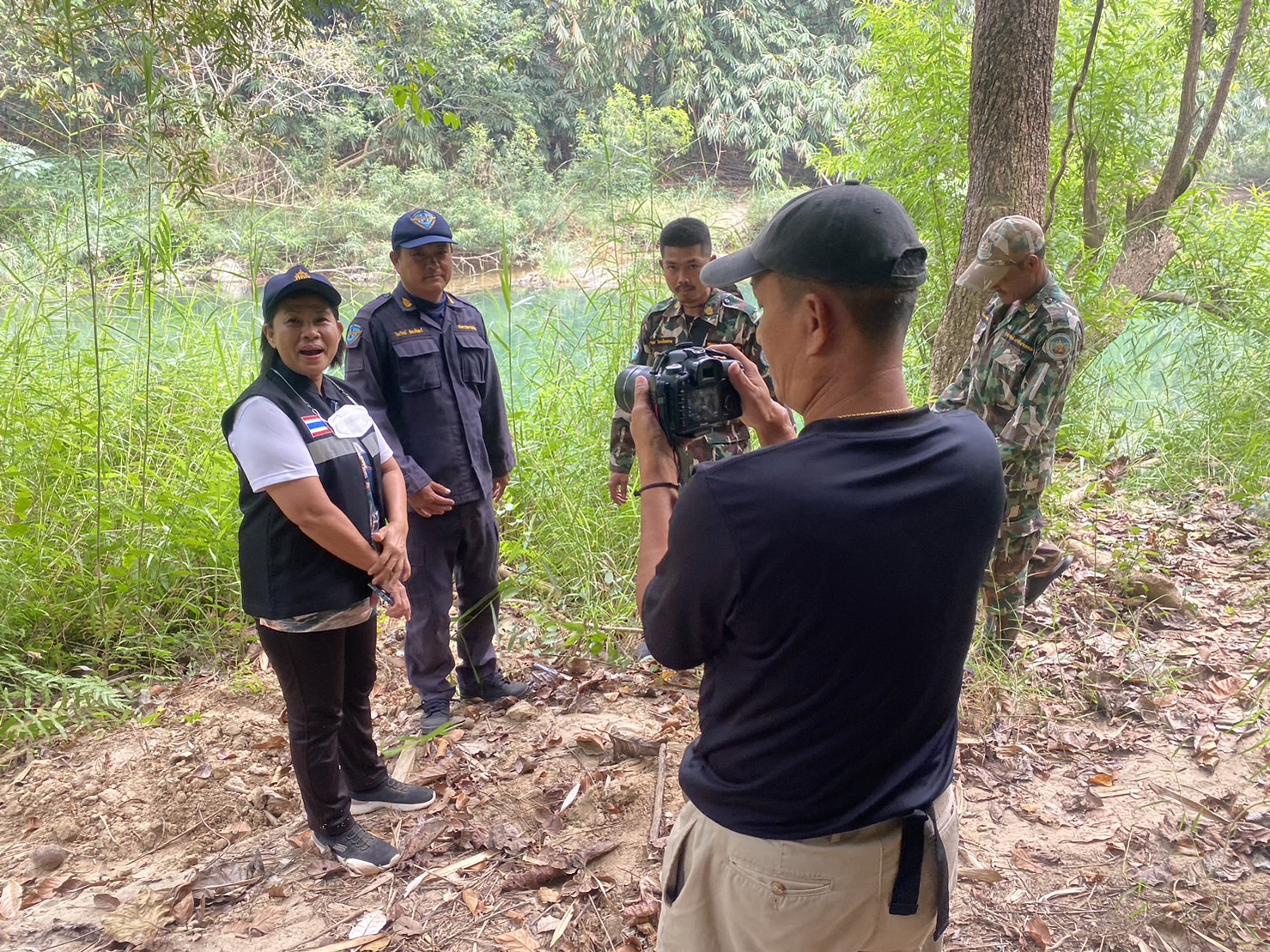 ลงพื้นที่ตรวจสอบพร้อมหาร่องรอยจระเข้ ณ บริเวณแม่น้ำซองกาเรีย อำเภอสังขละบุรี จังหวัดกาญจนบุรี