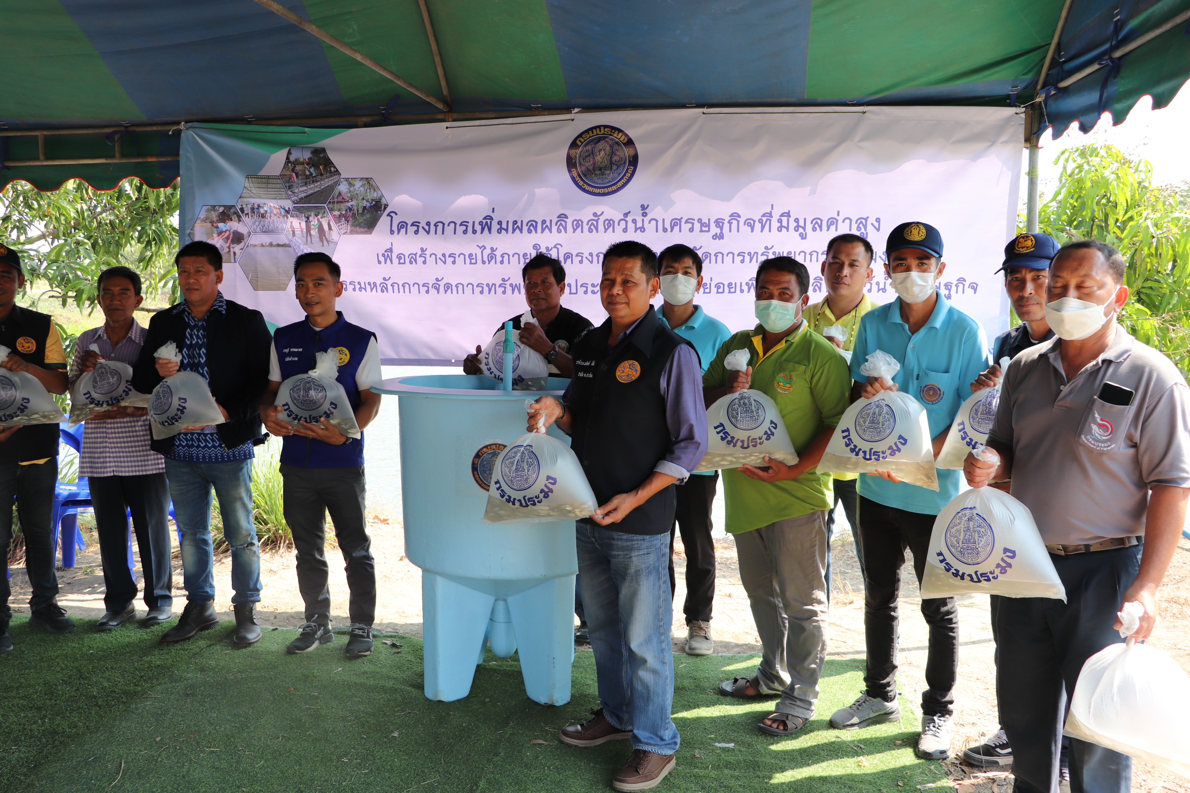 สร้างแหล่งอาหารธรรมชาติ ในแหล่งน้ำ และปล่อยพันธุ์ปลาตะเพียน จำนวน 35,800 ตัว ปลายี่สก จำนวน 5,000 ตัว และปลานิล จำนวน 10,200 ตัว ณ บึงห้วยคล้า หมู่ 3 ตำบลสาวร้องไห้ อำเภอวิเศษชัยชาญ ในโครงการเพิ่มผลผลิตสัตว์น้ำเศรษฐกิจ ที่มีมูลค่าสูงเพื่อสร้างรายได้..คลิก