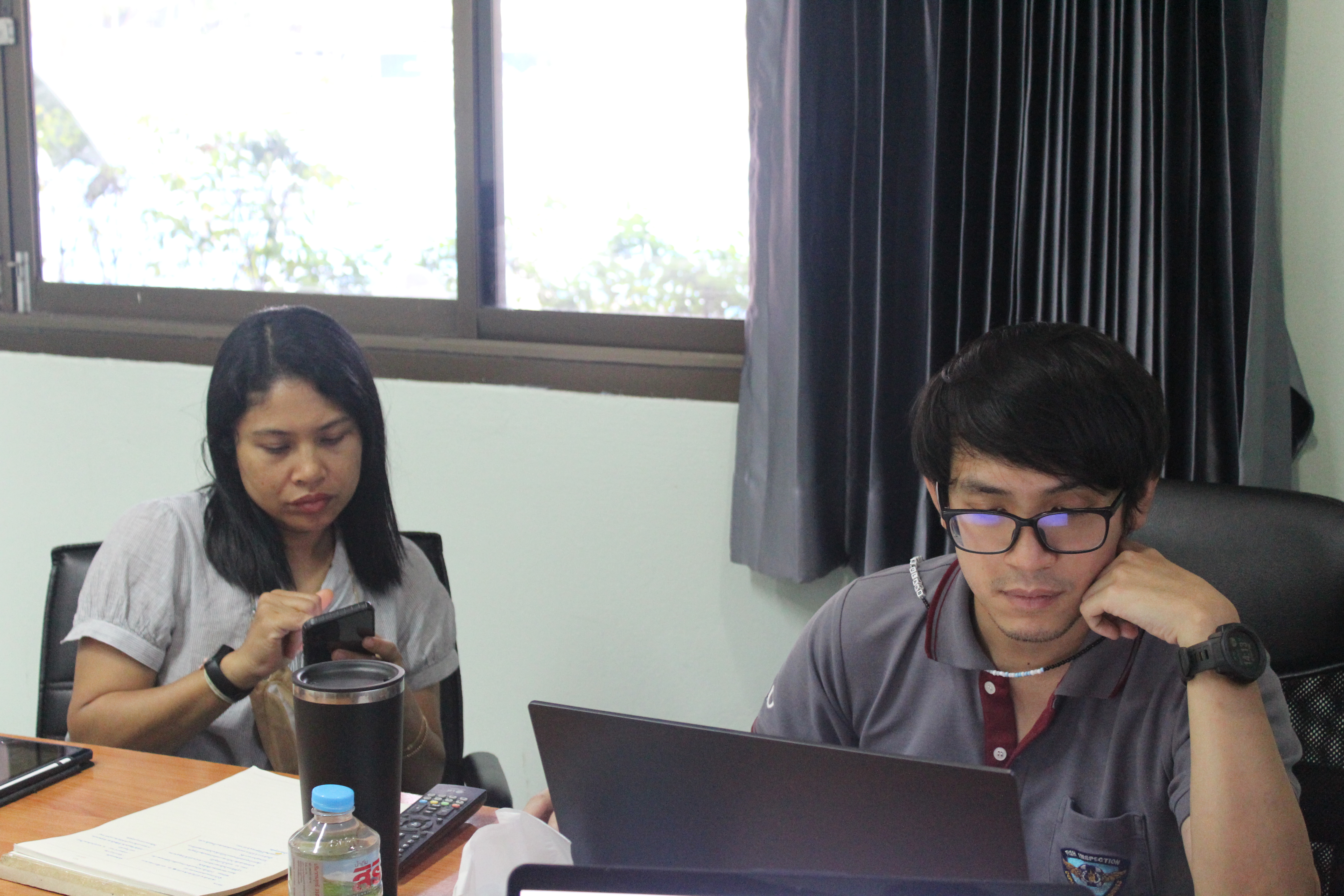 หัวหน้าปัถ เรียกประชุมด่วน !!! นายปัถฐพล ประพฤติ หัวหน้ากลุ่มวิเคราะห์และพัฒนาระบบการตรวจสอบเรือประมง สินค้าสัตว์น้ำ และปัจจัยการผลิต ประชุมการกำหนดอัตราค่าธรรมเนียมในการนำเข้าสินค้าสัตว์น้ำ