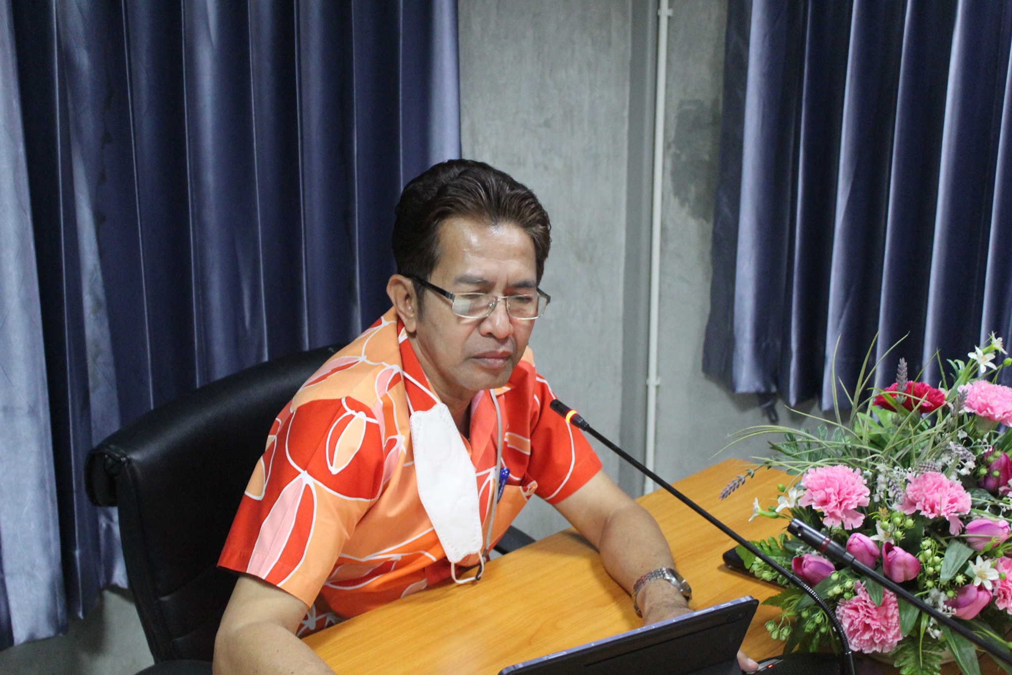 นายอานันต์ อัลมาตร์ ผู้อำนวยการกองตรวจสอบเรือประมง สินค้าสัตว์น้ำ และปัจจัยการผลิต พิจารณาผลงานของผู้ที่จะเข้ารับคัดเลือก เข้ารับการประเมินปรับระดับให้สูงขึ้น..คลิก