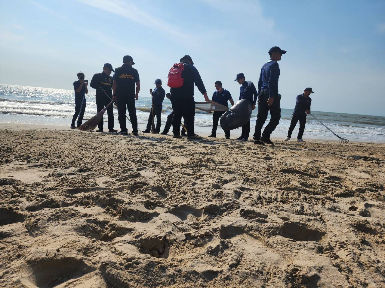 กิจกรรมฟอกทรายคืนสู่ทะเล ( Wash the sand back to the sea)  ณ ชายทะเลหาดวัดเนรัญชราราม ตำบลชะอำ อำเภอชะอำ จังหวัดเพชรบุรี