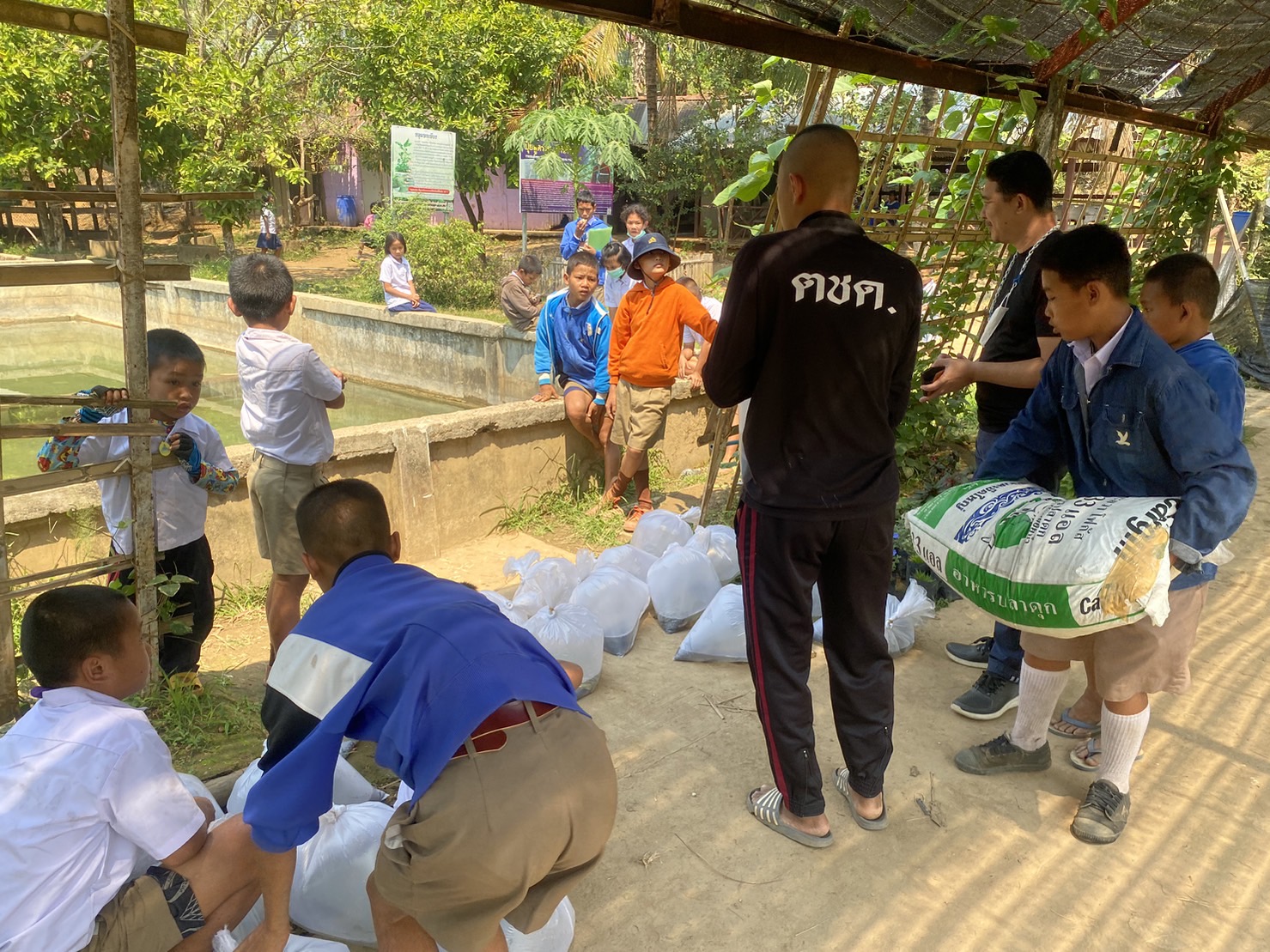 สำนักงานประมงจังหวัดกาญจนบุรี มอบพันธุ์สัตว์น้ำและอาหารสัตว์น้ำ แก่โรงเรียนสุนทรเวช ตำบลไล่โว่ อำเภอสังขละบุรี จังหวัดกาญจนบุรี