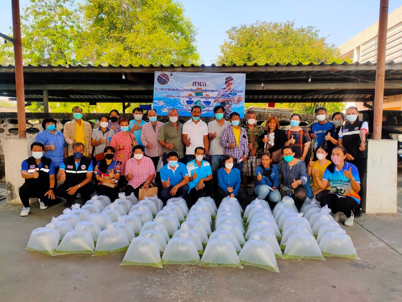 สำนักงานประมงจังหวัดสุพรรณบุรี ส่งมอบปัจจัยการผลิตด้านประมงเป็นพันธุ์ปลากินพืช (ปลานิลและปลาตะเพียนขาว) รายละ 500 ตัว ให้กับเกษตรกรที่เข้าร่วมโครงการศูนย์เรียนรู้การเพิ่มประสิทธิภาพการผลิตสินค้าเกษตร (ศพก.) ในกิจกรรมการถ่ายทอดเทคโนโลยีด้านการประมง..คลิก