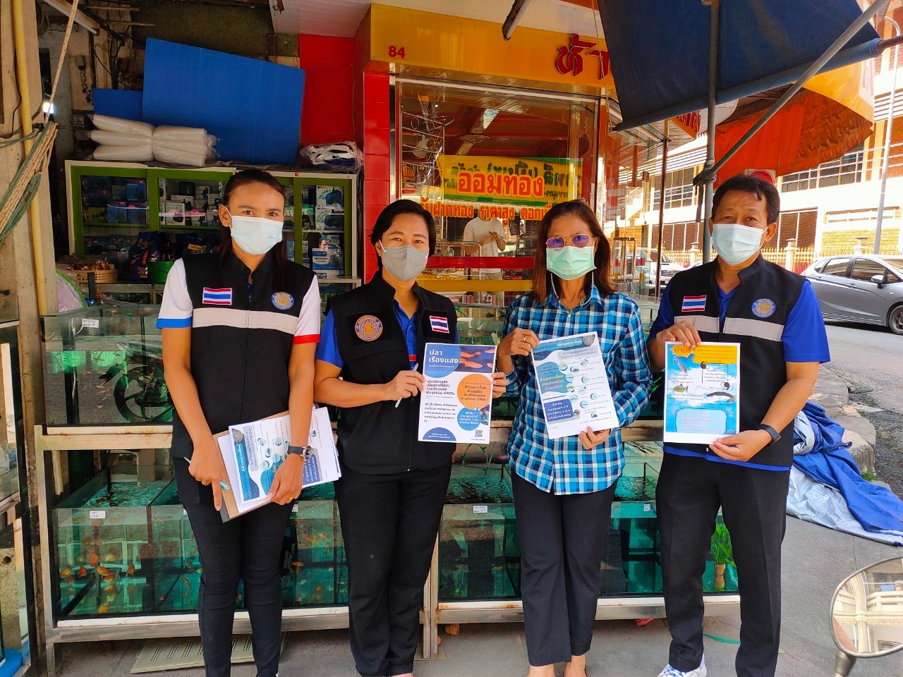 สำนักงานประมงจังหวัดสุพรรณบุรี โดยชุดปฏิบัติการเฉพาะกิจควบคุมและบังคับใช้กฎหมายในเขตพื้นที่จังหวัดสุพรรณบุรี ลงพื้นที่ตรวจสอบร้านค้าจำหน่ายพันธุ์ปลาสวยงาม..คลิก