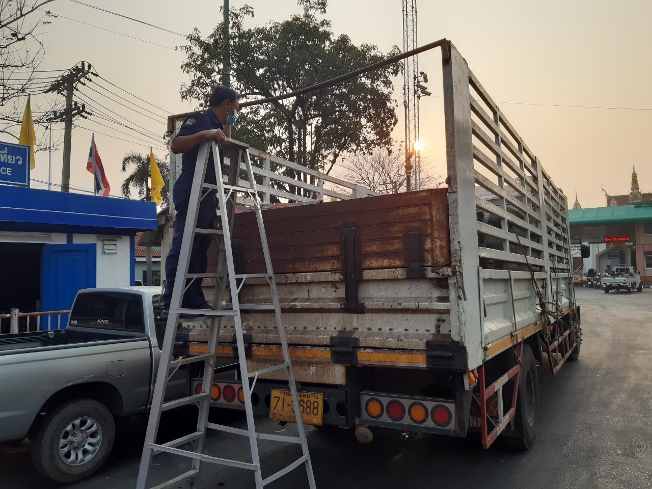 ตรวจสินค้าประมงที่นำเข้า ส่งออก ทางจุดผ่านแดนถาวรบ้านคลองลึก..คลิก