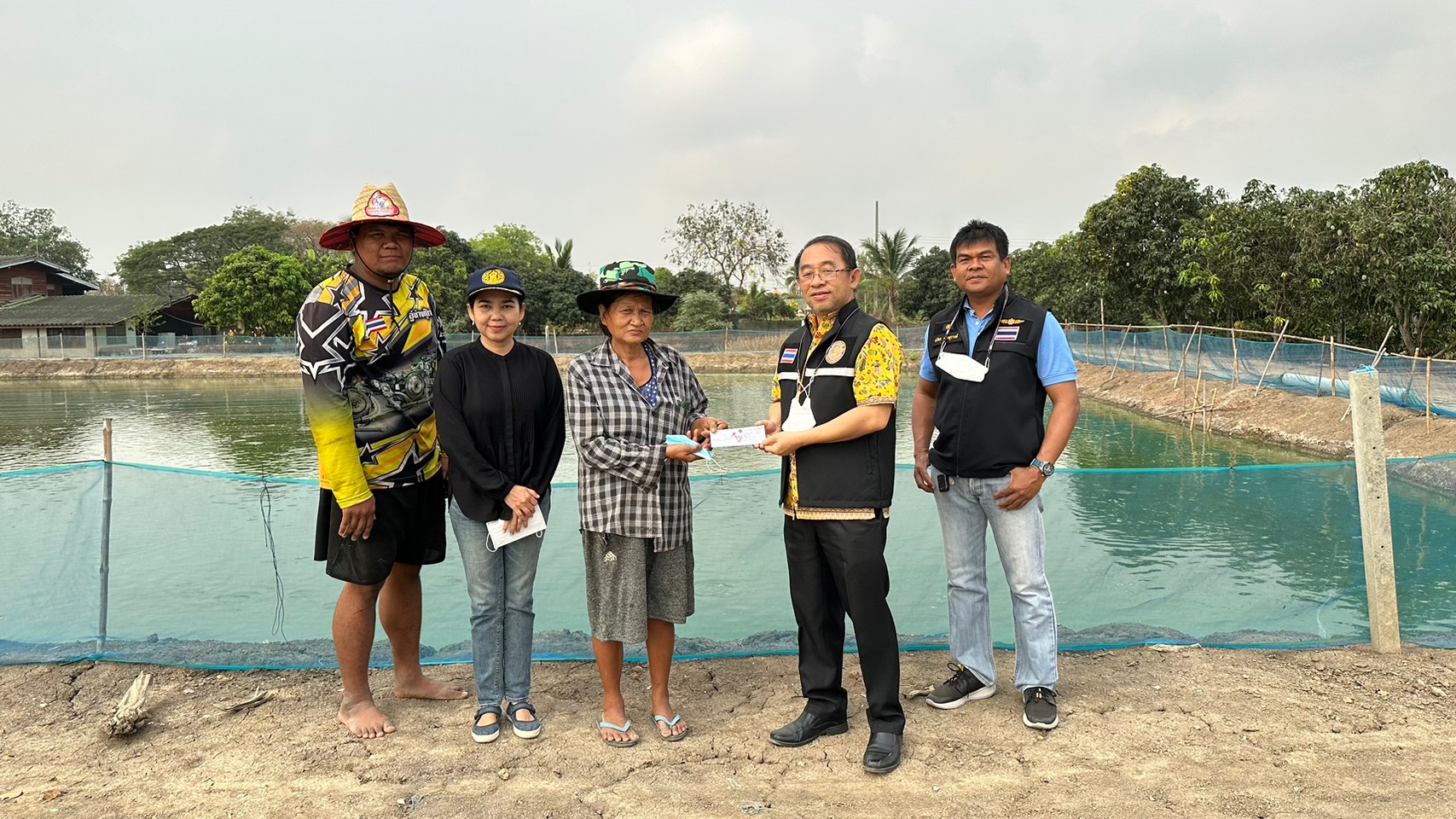 (อ.บางใหญ่) ลงพื้นที่ให้คำแนะนำการเลี้ยงปลาดุกในบ่อดิน..คลิก