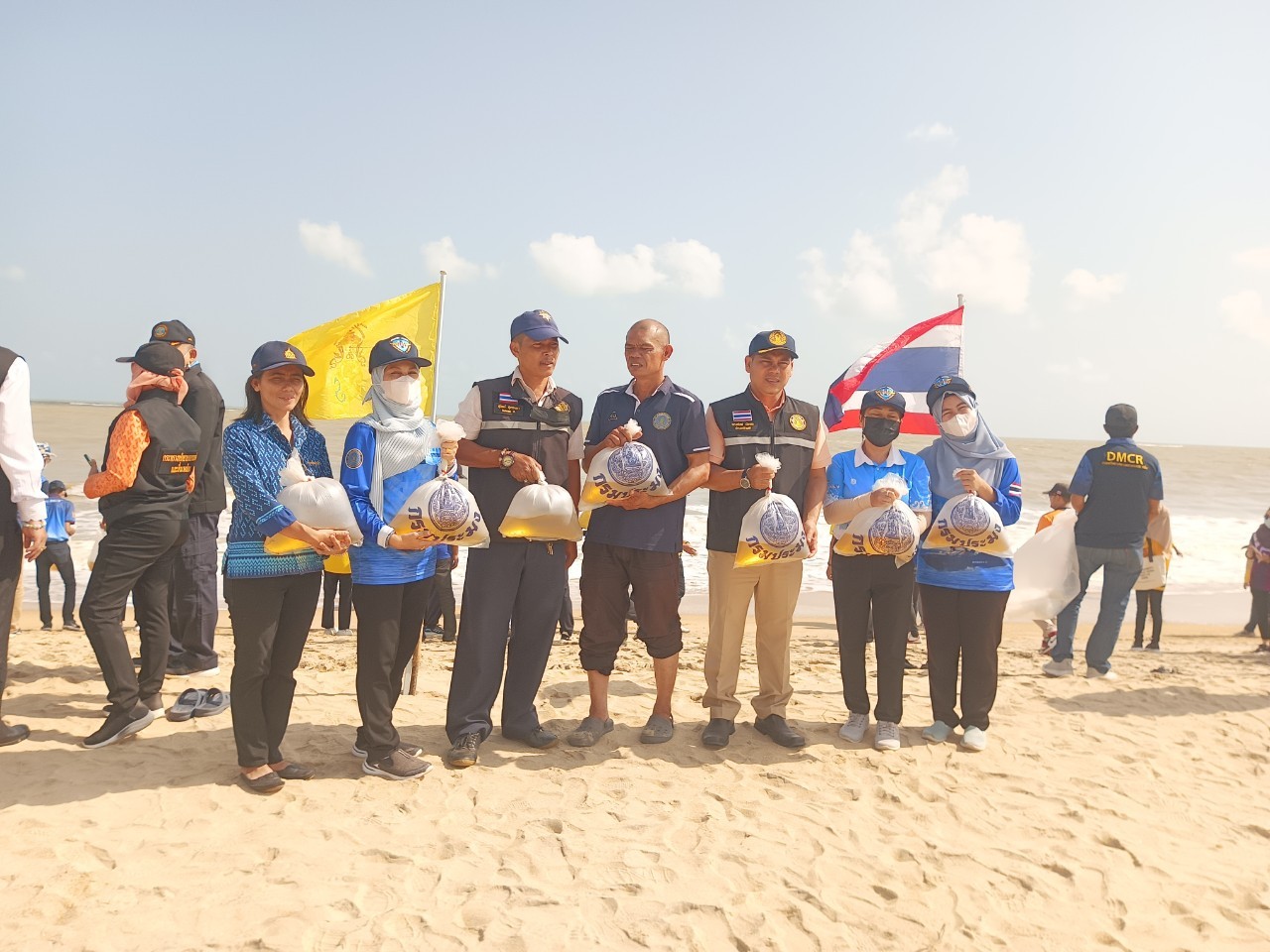 กิจกรรมปล่อยพันธุ์กุ้งแชบ๊วย จำนวน 750,000 ตัวบริเวณหาดตะโละการ์โปร์ อ.ยะหริ่ง จ.ปัตตานี..คลิก