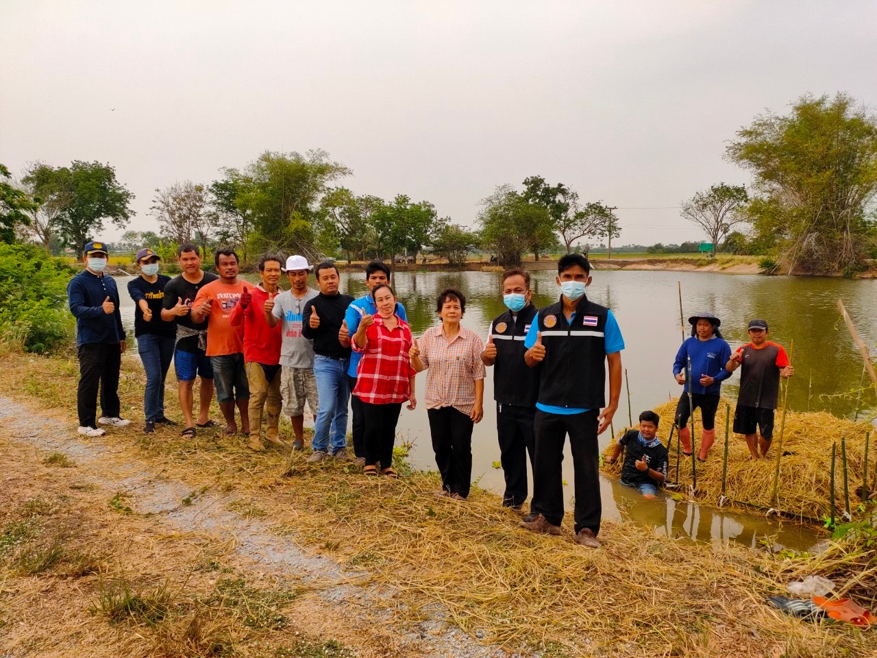 สำนักงานประมงจังหวัดสุพรรณบุรี ร่วมกับคณะกรรมการประจำแหล่งน้ำหนองรี ร่วมกันจัดทำอาหารธรรมชาติให้แหล่งน้ำ ในกิจกรรมของโครงการธนาคารสินค้าเกษตร (กิจกรรมสนับสนุนธนาคารผลผลิตสัตว์น้ำแบบมีส่วนร่วม) ประจำปีงบประมาณ 2566..คลิก