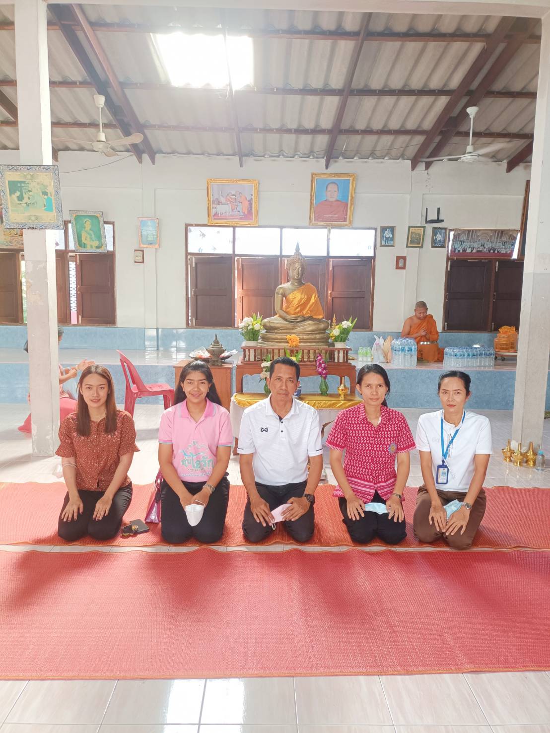 ร่วมถวายภัตตาหารและปัจจัยแก่พระภิกษุสงฆ์ในวันธรรมสวนะ ตามโครงการส่งเสริมคุณธรรมจริยธรรมข้าราชการ