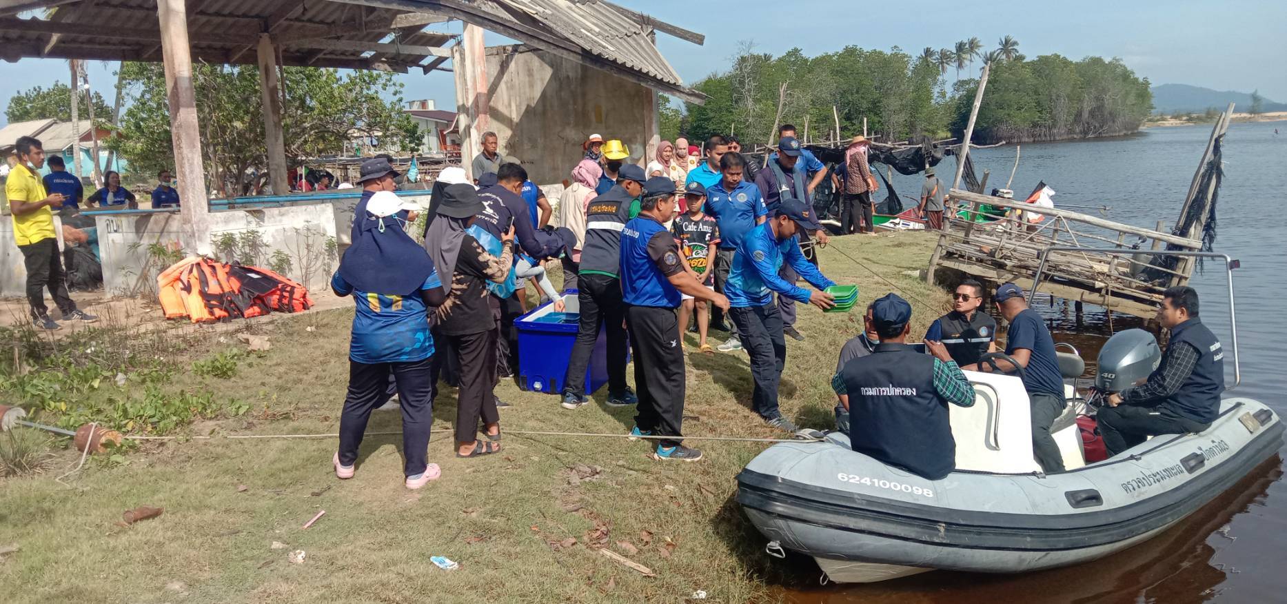 สนับสมุนพันธุ์ปูทะเล จำนวน 50,000 ตัว ให้แก่สำนักงานประมงจังหวัดนราธิวาส พร้อมร่วมปล่อย ณ คลองบาเฆะ ต.โคกเคียน อ.เมือง จ.นราธิวาส..คลิก