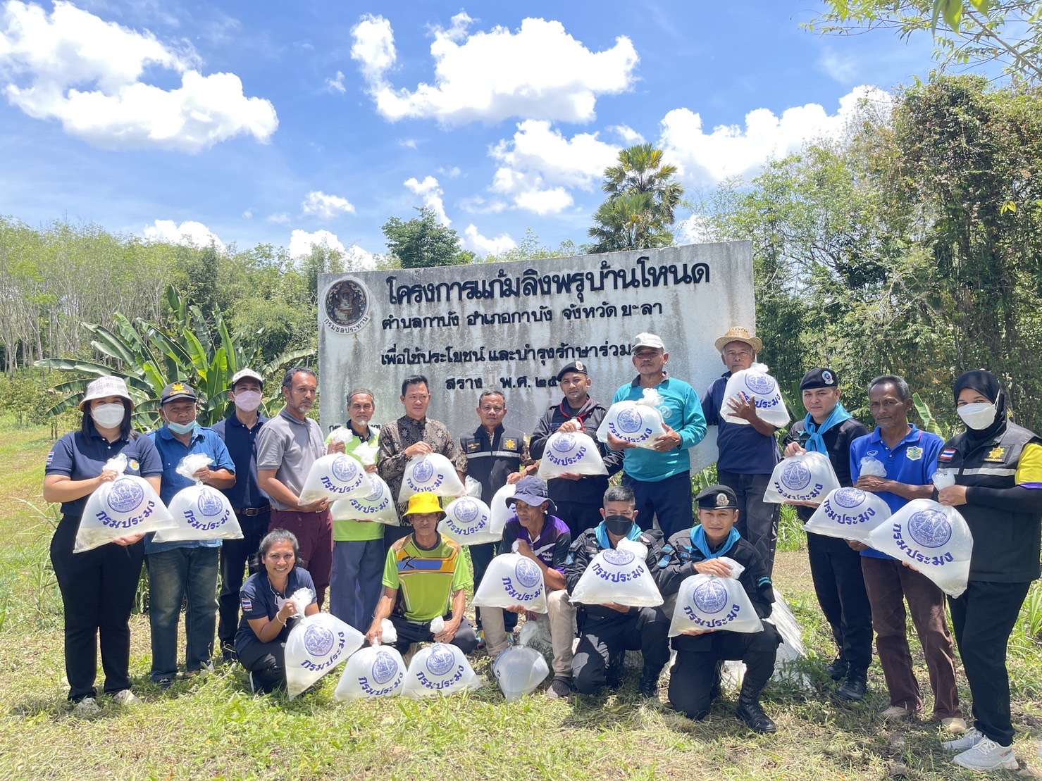 กิจกรรมปล่อยพันธุ์สัตว์น้ำเพื่อเพิ่มผลผลิตในแหล่งน้ำแก้มลิงพรุบ้านโหนด อำเภอกาบัง..คลิก