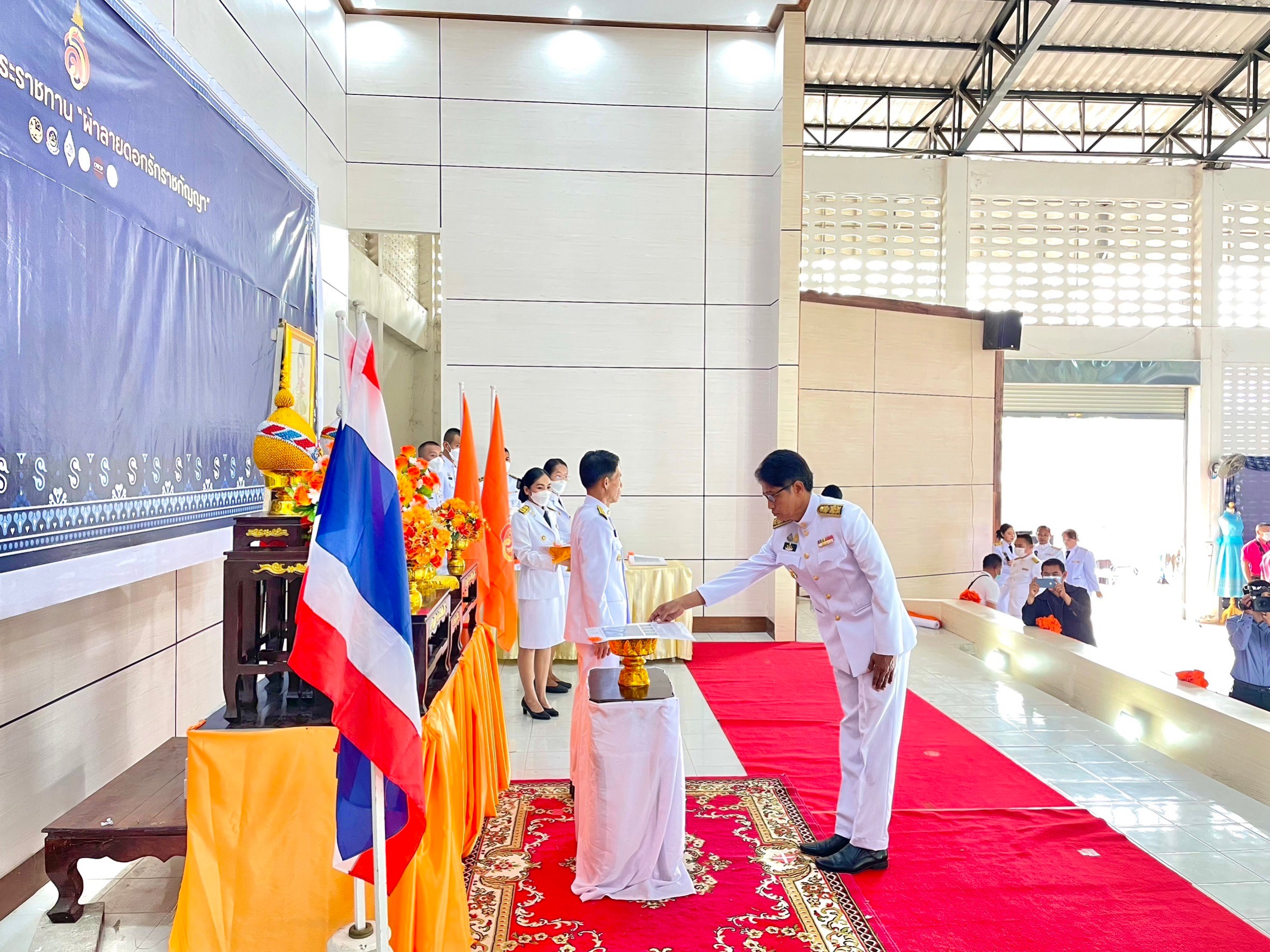 วันที่ 28 มีนาคม พ.ศ. 2566 นายบุญหลาย กุลนารัตน์ ประมงจังหวัดหนองบัวลำภู ร่วมพิธีมอบแบบลายผ้าพระราชทาน..คลิก