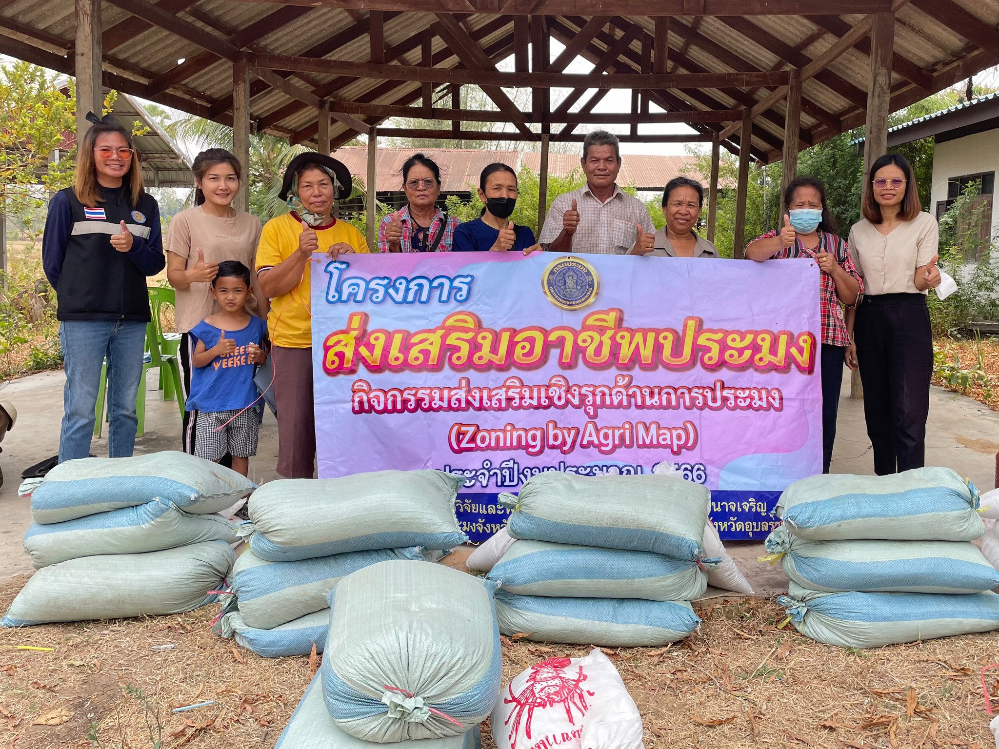 ออกให้คำแนะนำ ถ่ายทอดความรู้   ด้านเพาะเลี้ยงสัตว์น้ำ ครั้งที่ 2 พร้อมทั้งมอบวัสดุปรับปรุงบ่อ..คลิก