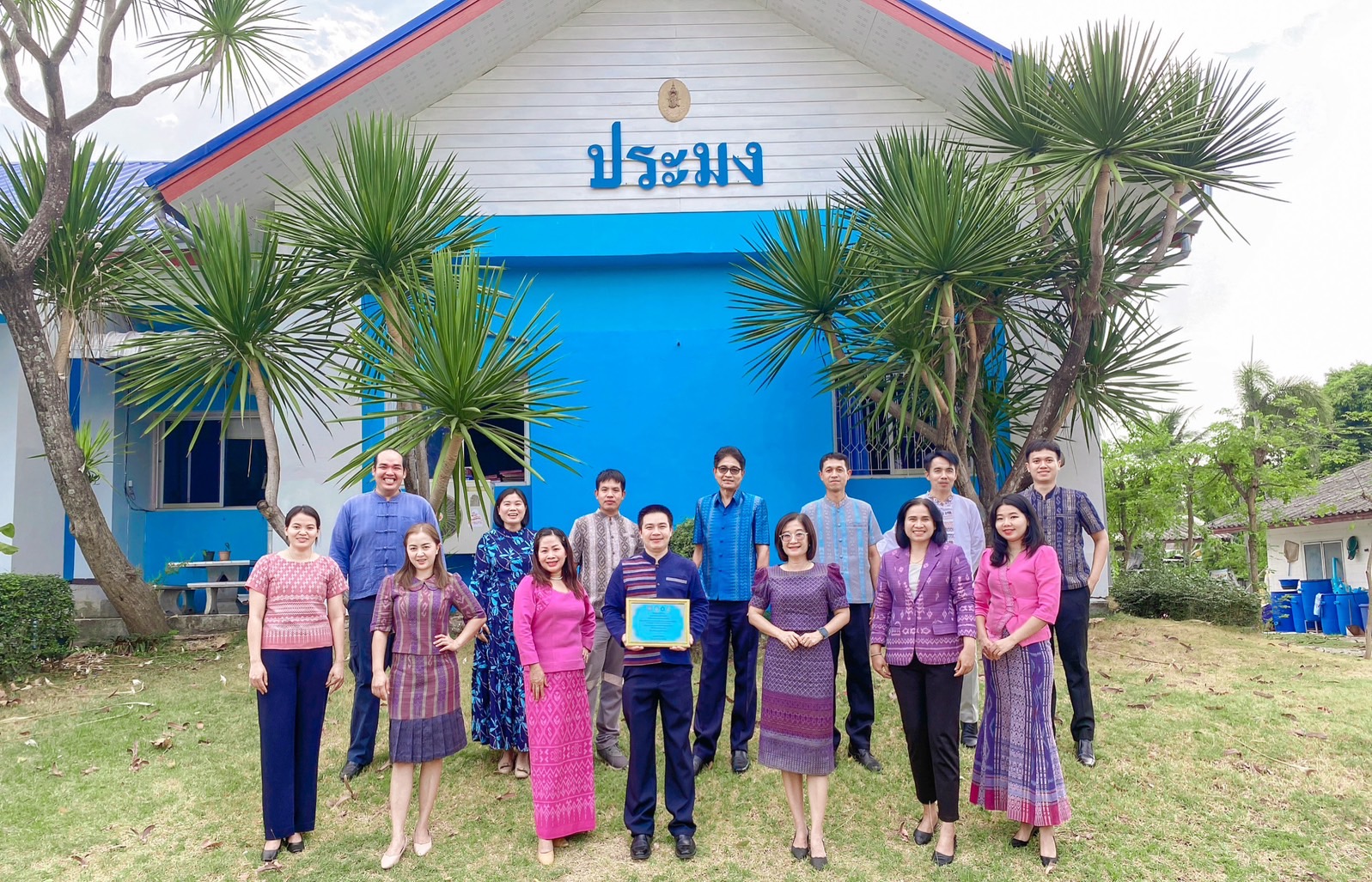วันที่ 28 มีนาคม พ.ศ. 2566  สำนักงานประมงจังหวัดหนองบัวลำภู ร่วมสวมใส่ผ้าไทยพื้นเมืองหนองบัวลำภูพร้อมกันทุกท่าน เพื่อร่วมถ่ายภาพพร้อมเกียรติบัตรรางวัลชนะเลิศ หน่วยงานต้นแบบที่มีการจัดกิจกรรมแต่งกายชุดผ้าไทย 