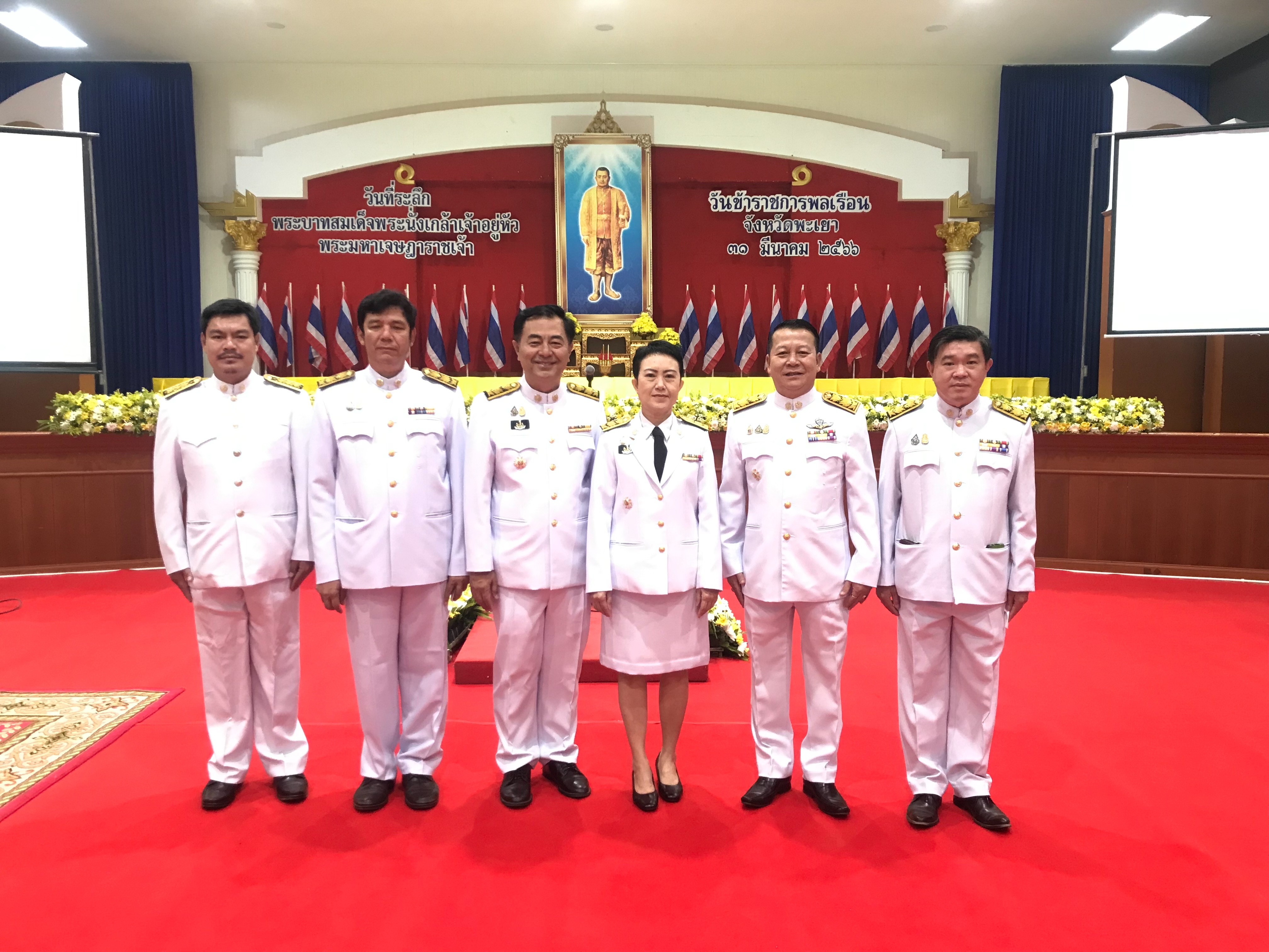 ร่วมประกอบพิธีถวายเครื่องราชสักการะ พานพุ่มดอกไม้สด เบื้องหน้าพระบรมสาทิสลักษณ์ พระบาทสมเด็จพระนั่งเกล้าเจ้าอยู่หัว รัชกาลที่ ๓..คลิก