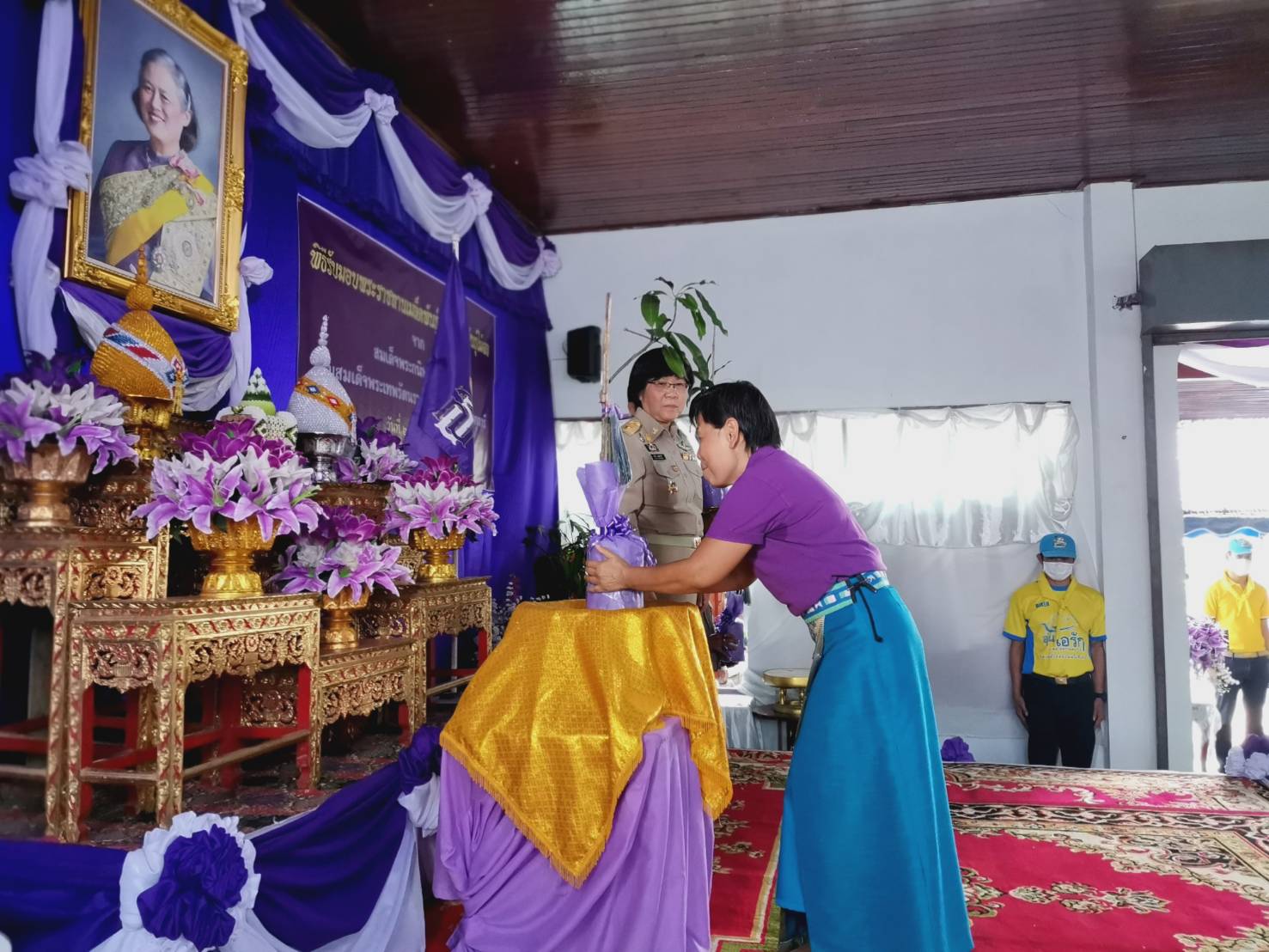 ร่วมพิธีรับมอบเมล็ดพันธ์ุผักและกิ่งพันธ์ุไม้ผลจากสมเด็จพระกนิษฐาธิราชเจ้ากรมสมเด็จพระเทพรัตนราชสีดาสยามบรมราชกุมารี..คลิก