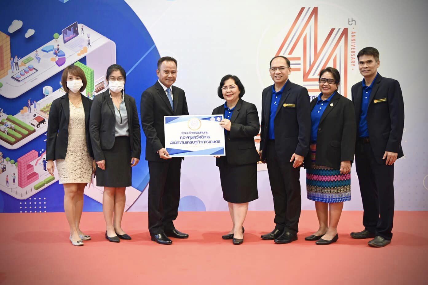 นายเฉลิมชัย สุวรรณรักษ์ อธิบดีกรมประมง มอบหมายให้ นายศุภกิตติ์ ใสกระจ่าง เลขานุการกรม กรมประมง ร่วมแสดงความยินดีเนื่องในโอกาสครบรอบ 44 ปี วันคล้ายวันสถาปนาสำนักงานเศรษฐกิจการเกษตร ประจำปี 2566..คลิก
