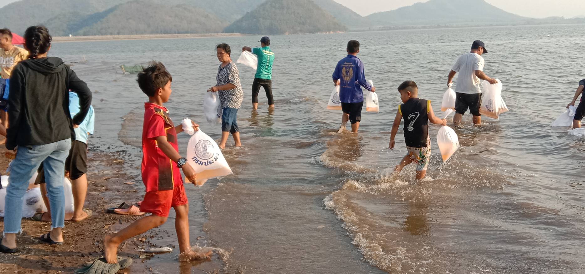 สำนักงานประมงอำเภอหนองปรือเข้าร่วมโครงการเสริมสร้างการมีส่วนร่วมของชุมชนประมง ณ อ่างเก็บน้ำห้วยกระพร้อย อันเนื่องมาจากพระราชดำริ