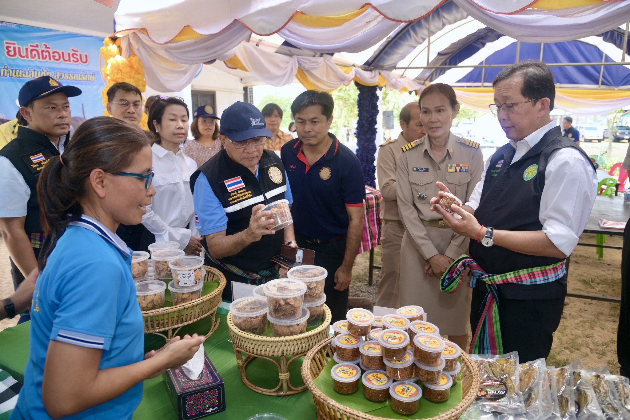 นายเฉลิมชัย สุวรรณรักษ์ อธิบดีกรมประมง พร้อมด้วยคณะผู้บริหารกรมประมง ลงพื้นที่ตรวจเยี่ยมการปฏิบัติงานของหน่วยงานในสังกัดกรมประมงในจังหวัดกาฬสินธุ์ เพื่อติดตามผลการปฏิบัติงาน พร้อมให้กำลังใจเจ้าหน้าที่ผู้ปฏิบัติงาน..คลิก