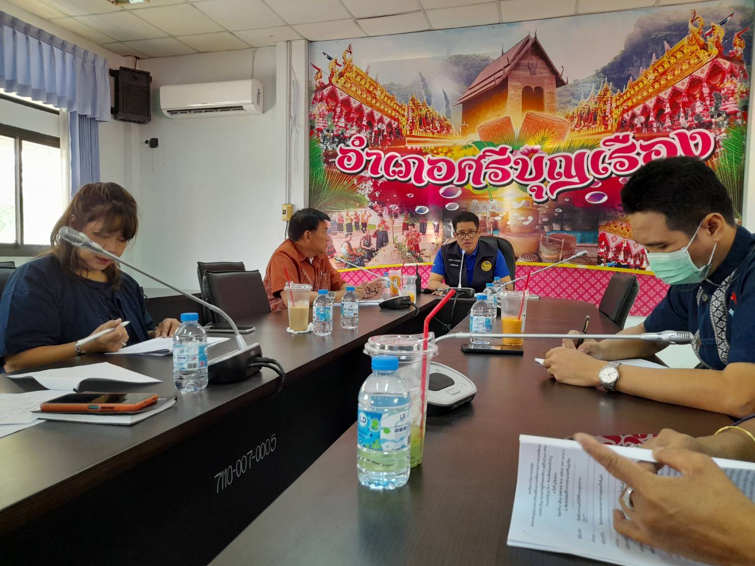 วันที่ 7 เมษายน 2566  นางสาวมลฤดี ลิ้มสุวรรณ ประมงอำเภอศรีบุญเรือง ร่วมประชุมคณะกรรมการบริหารศูนย์อำนวยการขับเคลื่อนการขจัดความยากจนและพัฒนาคนทุกช่วงวัยอย่างยั่งยืน ตามหลักปรัชญาของเศรษฐกิจพอเพียง ระดับอำเภอ (ศจพ.อ.) อำเภอศรีบุญเรือง จังหวัดหนองบัวลำภู ครั้งที่ 1/2566 ณ ห้องประชุมที่ว่าการอำเภอศรีบุญเรือง จังหวัดหนองบัวลำภู