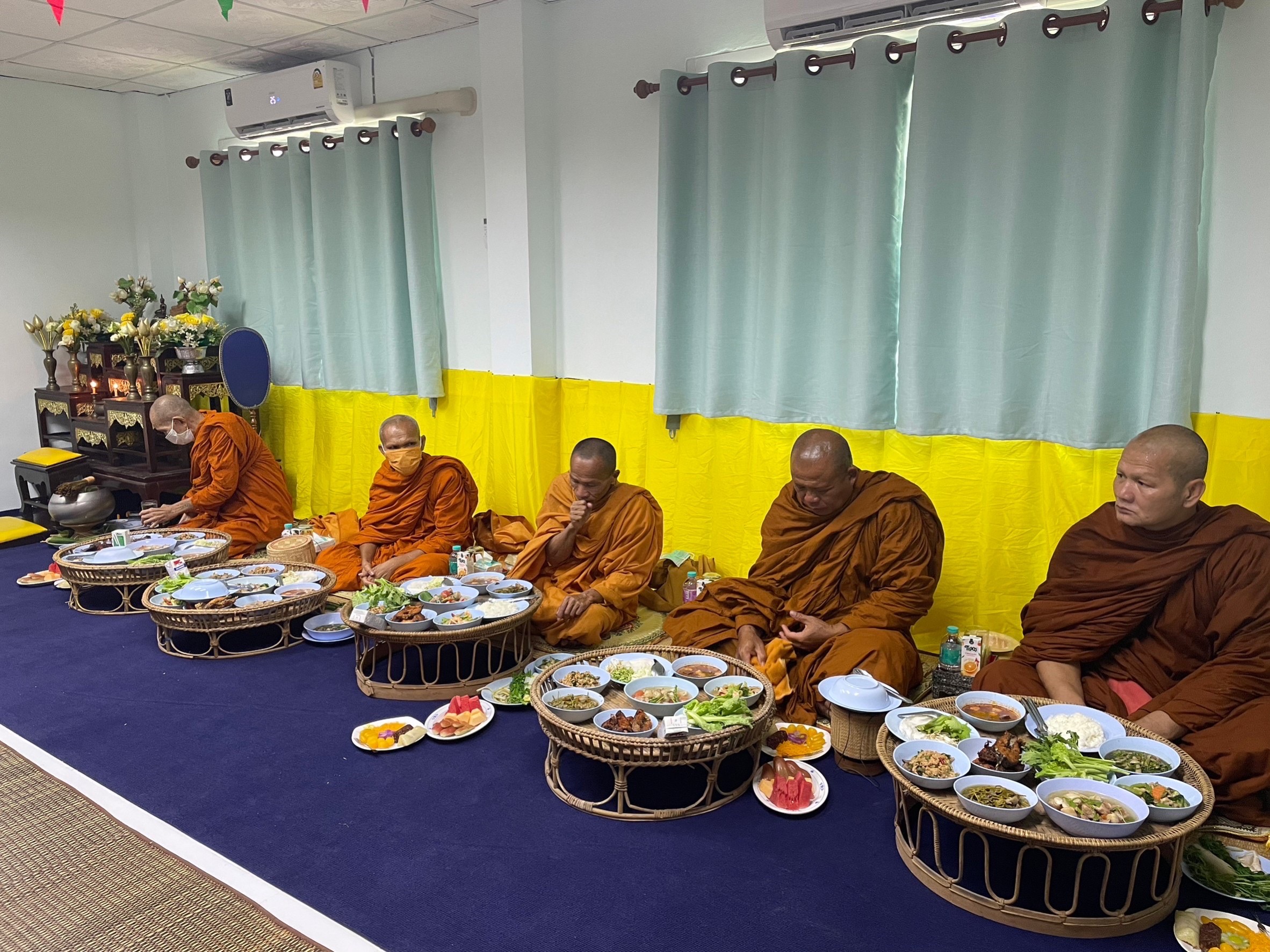 วันที่ 10 เมษายน พ.ศ. 2566 นายบุญหลาย กุลนารัตน์ ประมงจังหวัดหนองบัวลำภู พร้อมด้วยข้าราชการ พนักงานราชการ และเจ้าหน้าที่สำนักงานประมงจังหวัดหนองบัวลำภู ร่วมทำบุญสำนักงานถวายเพลพระ และ สรงน้ำพระพุทธรูป รดน้ำดำหัวขอพรจากประมงจังหวัดหนองบัวลำภู  เป็นการสืบสานประเพณีสงกรานต์ วันปีใหม่ของไทย เพื่อความเป็นสิริมงคล ณ สำนักงานประมงจังหวัดหนองบัวลำภู