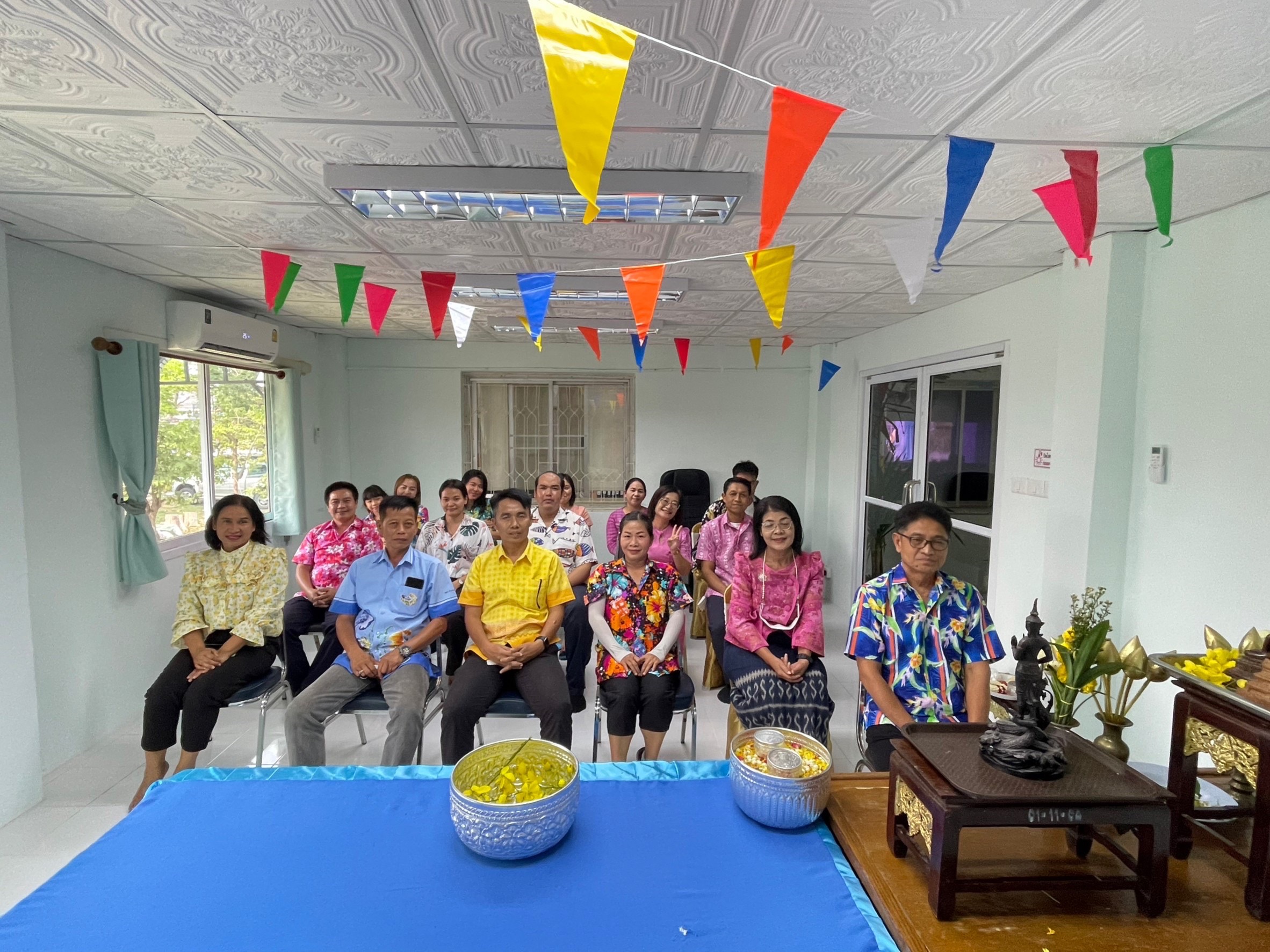 วันที่ 10 เมษายน พ.ศ. 2566 นายบุญหลาย กุลนารัตน์ ประมงจังหวัดหนองบัวลำภู พร้อมด้วยข้าราชการ พนักงานราชการ และเจ้าหน้าที่สำนักงานประมงจังหวัดหนองบัวลำภู ร่วมทำบุญสำนักงานถวายเพลพระ และ สรงน้ำพระพุทธรูป รดน้ำดำหัวขอพรจากประมงจังหวัดหนองบัวลำภู  เป็นการสืบสานประเพณีสงกรานต์ วันปีใหม่ของไทย เพื่อความเป็นสิริมงคล ณ สำนักงานประมงจังหวัดหนองบัวลำภู..คลิก