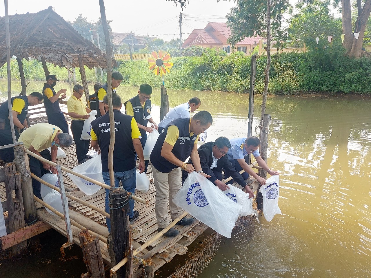 จัดกิจกรรมปล่อยพันธุ์สัตว์น้ำ เนื่องในวันข้าราชการพลเรือน ประจำปี 2566..คลิก