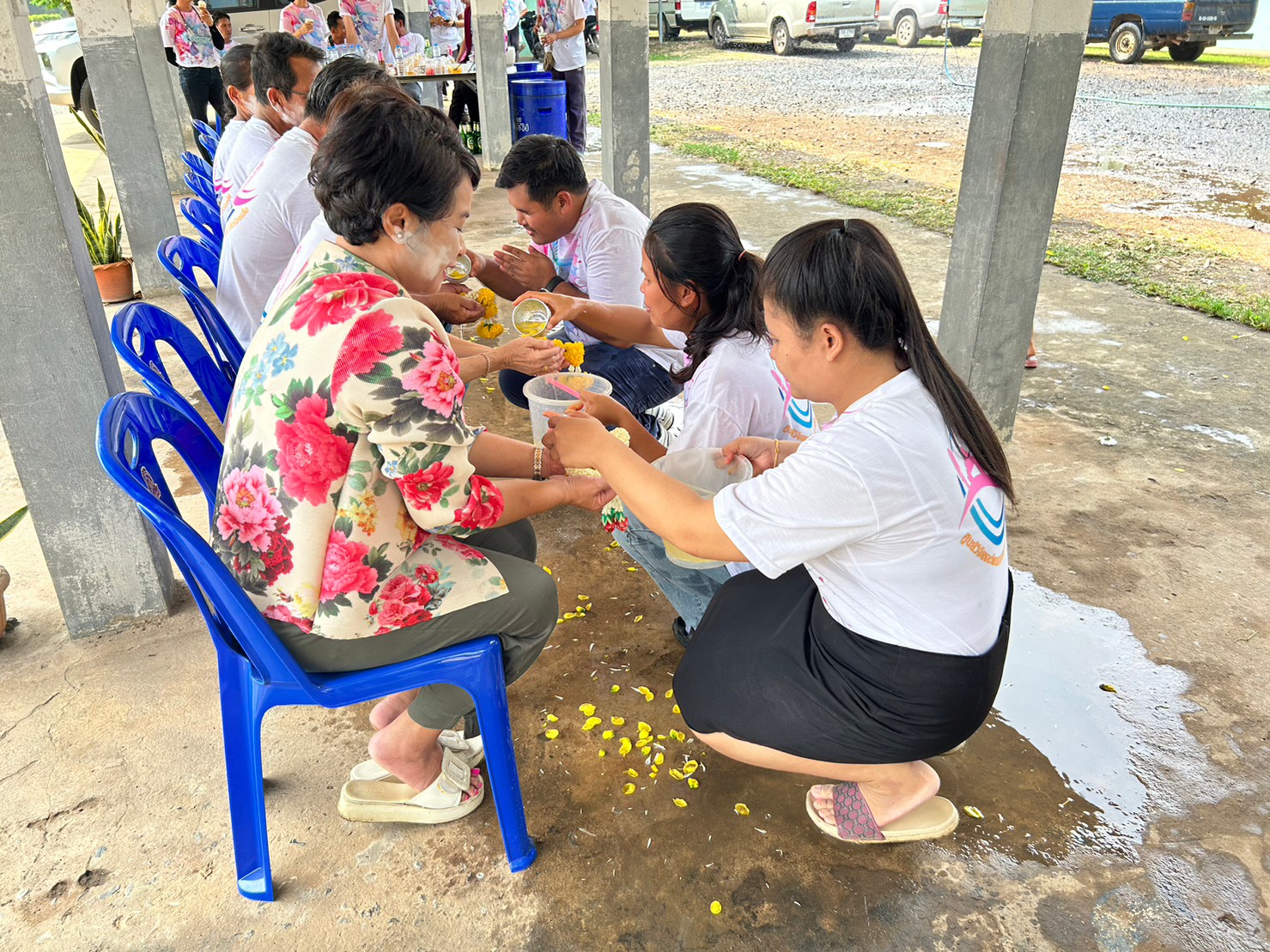 สรงน้ำพระ และรดน้ำดำหัวผู้สูงอายุ เนื่องในประเพณีสงกรานต์และปีใหม่ไทย สืบสานสงกรานต์วิถีไทย ประจำปี ๒๕๖๖
