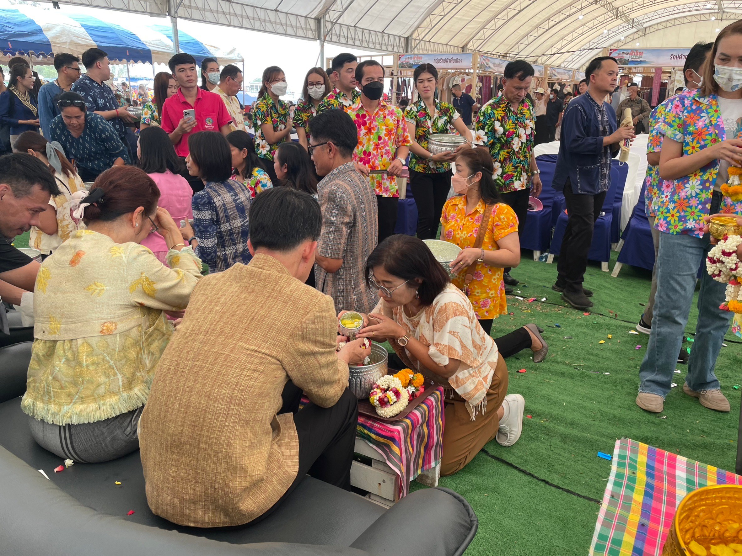 วันที่ 12 เมษายน พ.ศ. 2566 นายบุญหลาย กุลนารัตน์ ประมงจังหวัดหนองบัวลำภู พร้อมด้วยนางถนอมขวัญ นอศรี หัวหน้ากลุ่มบริหารและยุทธศาสร์ และเจ้าหน้าที่สำนักงานประมงจังหวัดหนองบัวลำภู ร่วมพิธีเปิดงานโครงการฯ กิจกรรมพัฒนาการท่องเที่ยวสู่ Smart Tourism พร้อมสรงน้ำพระพุทธรูป รดน้ำดำหัวขอพรจากผู้ว่าราชการจังหวัดหนองบัวลำภู รองผู้ว่าราชการจังหวัดหนองบัวลำภู และผู้ใหญ่ที่เคารพนับถือ ณ หาดโนนยาว ตำบลโคกใหญ่ อำเภอโนนสัง จังหวัดหนองบัวลำภู โดยมีนายสุวิทย์ จันทร์หวร ผู้ว่าราชการจังหวัดหนองบัวลำภู เป็นประธานฯ