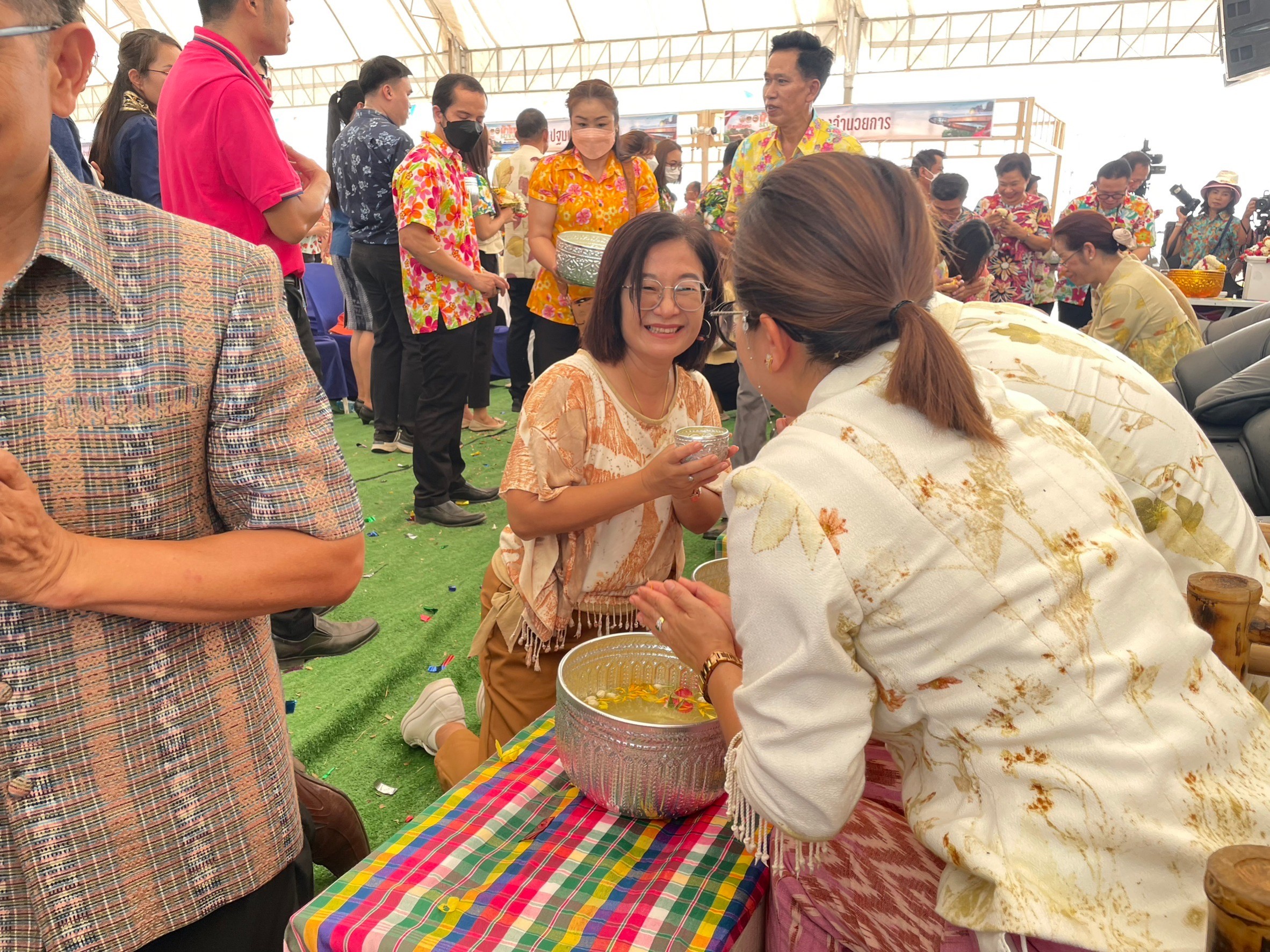วันที่ 12 เมษายน พ.ศ. 2566 นายบุญหลาย กุลนารัตน์ ประมงจังหวัดหนองบัวลำภู พร้อมด้วยนางถนอมขวัญ นอศรี หัวหน้ากลุ่มบริหารและยุทธศาสร์ และเจ้าหน้าที่สำนักงานประมงจังหวัดหนองบัวลำภู ร่วมพิธีเปิดงานโครงการฯ กิจกรรมพัฒนาการท่องเที่ยวสู่ Smart Tourism พร้อมสรงน้ำพระพุทธรูป รดน้ำดำหัวขอพรจากผู้ว่าราชการจังหวัดหนองบัวลำภู รองผู้ว่าราชการจังหวัดหนองบัวลำภู และผู้ใหญ่ที่เคารพนับถือ ณ หาดโนนยาว ตำบลโคกใหญ่ อำเภอโนนสัง จังหวัดหนองบัวลำภู โดยมีนายสุวิทย์ จันทร์หวร ผู้ว่าราชการจังหวัดหนองบัวลำภู เป็นประธานฯ..คลิก