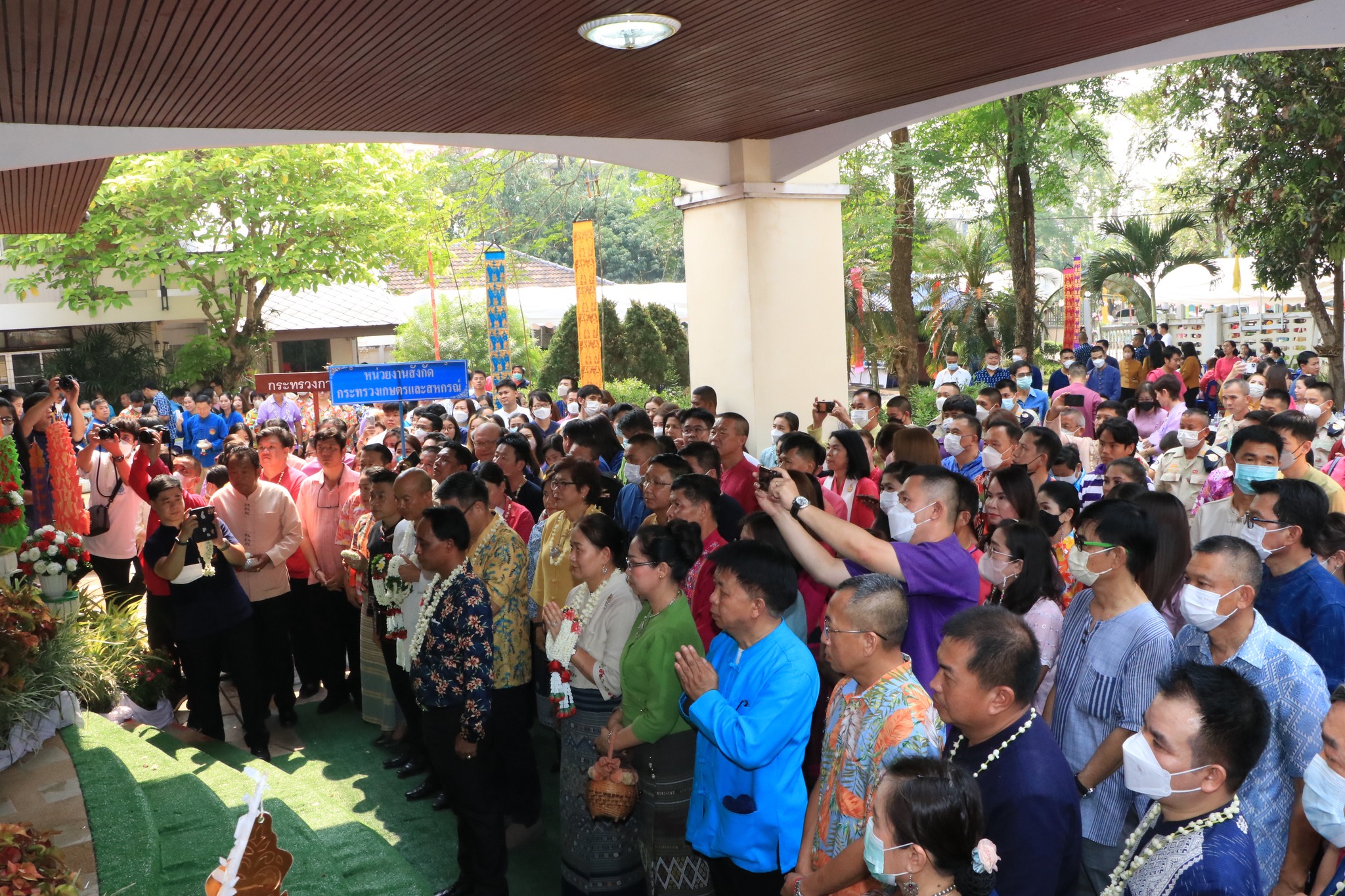 เข้าร่วมรดน้ำขอพร ว่าที่ร้อยตรี ณรงค์ โรจนโสทร ผู้ว่าราชการจังหวัดพะเยา