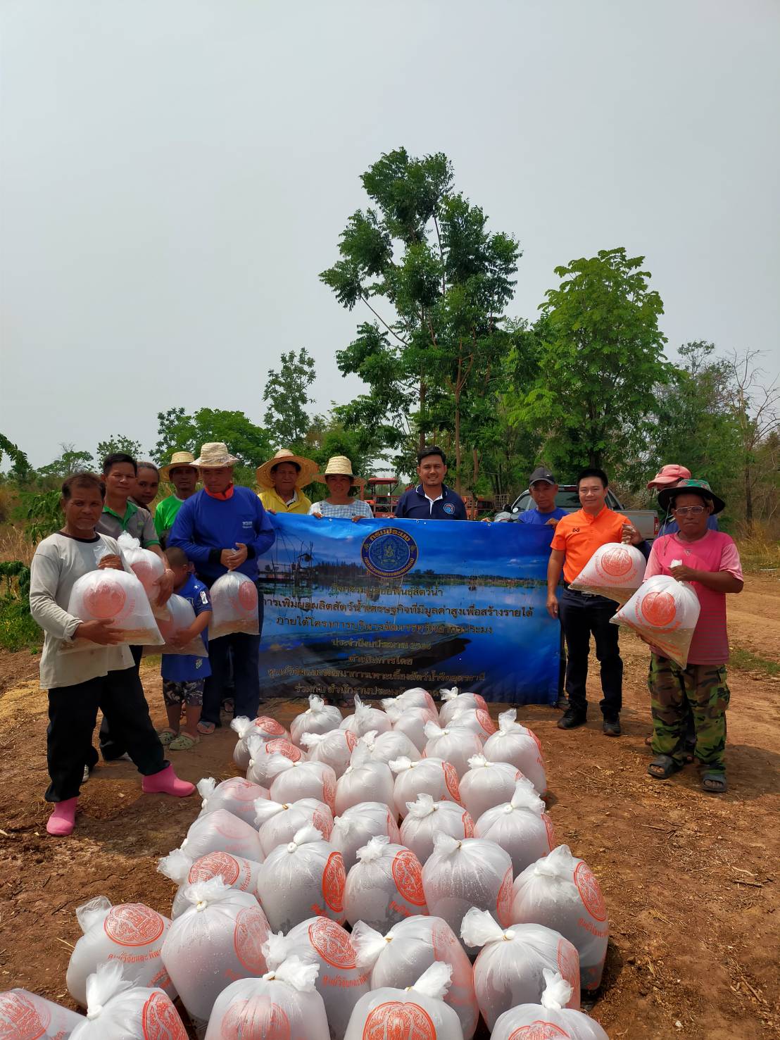 วันที่ 20 เมษายน พ.ศ. 2566    นายสมภาร วังคีรี ประมงอำเภอเมืองหนองบัวลำภู ร่วมกับเจ้าหน้าที่ศูนย์วิจัยและพัฒนาประมงน้ำจืดอุดรธานี ปล่อยพันธุ์สัตว์น้ำโครงการเพิ่มผลผลิตสัตว์น้ำเศรษฐกิจที่มีมูลค่าสูงเพื่อสร้างรายได้ ณ แหล่งน้ำหนองโน ม.2 ต.หัวนา อ.เมือง จ.หนองบัวลำภู พื้นที่ 30 ไร่ (ปล่อยปลานิล 10,000 ตัว ปลาตะเพียน 20,000 ตัว)..คลิก