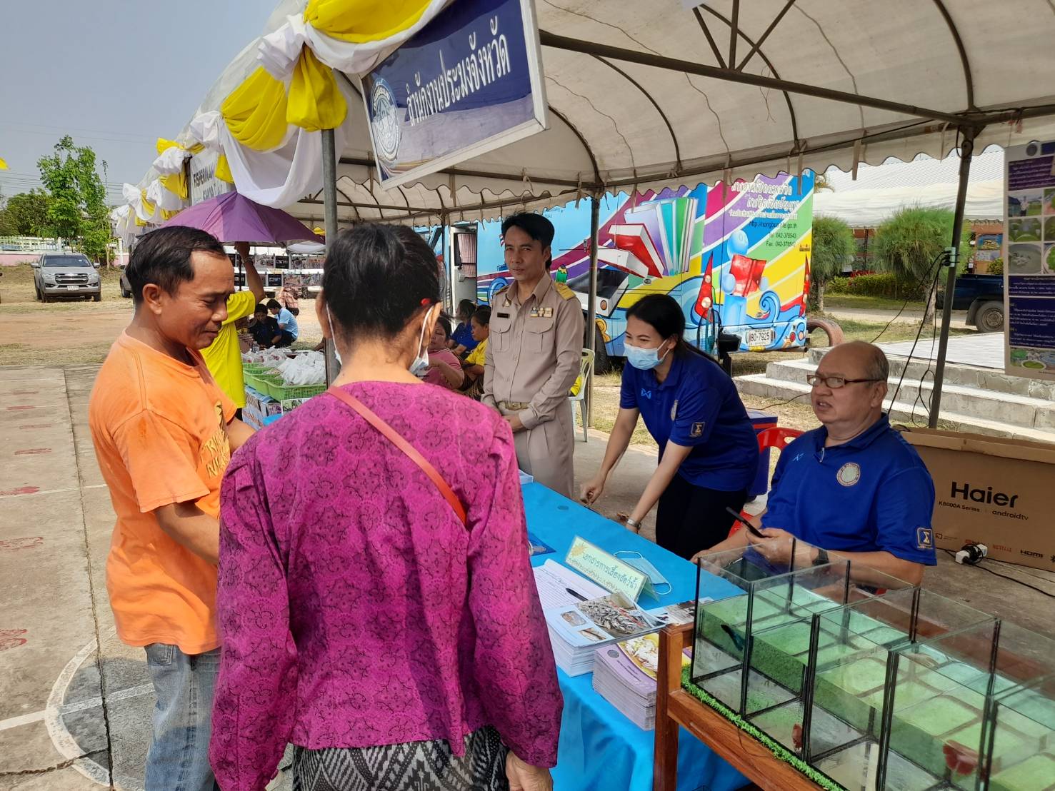 วันที่ 20 เมษายน 2566 นายบุญหลาย กุลนารัตน์  ประมงจังหวัดหนองบัวลำภู มอบหมายให้นายสมจิตร  พงษ์ภุมมา หน.กลุ่มบริหารจัดการฯและนายวิทยา ประเสริฐสังข์ ประมงอำเภอโนนสังและเจ้าหน้าที่สำนักงานประมงจังหวัดหนองบัวลำภู ร่วมออกหน่วยบริการโครงการ 