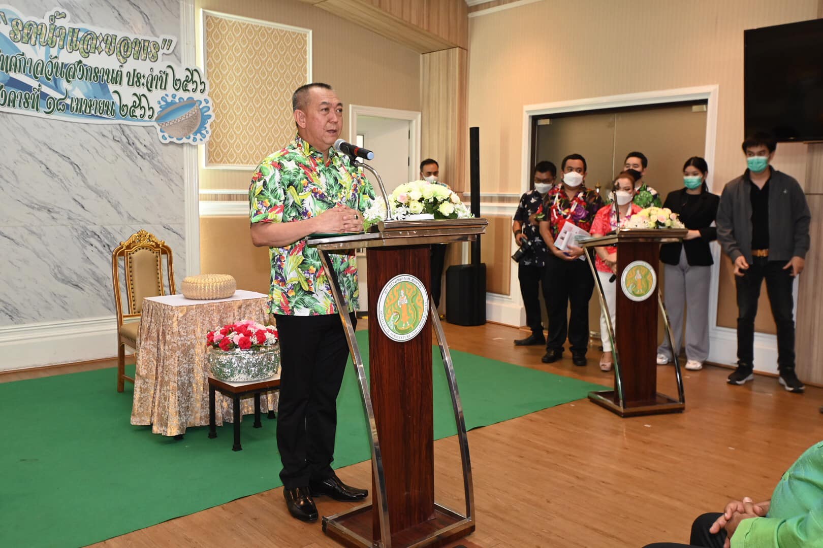 ดร.เฉลิมชัย ศรีอ่อน รัฐมนตรีว่าการกระทรวงเกษตรและสหกรณ์ เป็นประธานในพิธีรดน้ำและขอพร เนื่องในโอกาสเทศกาลวันสงกรานต์ ประจำปี 2566..คลิก