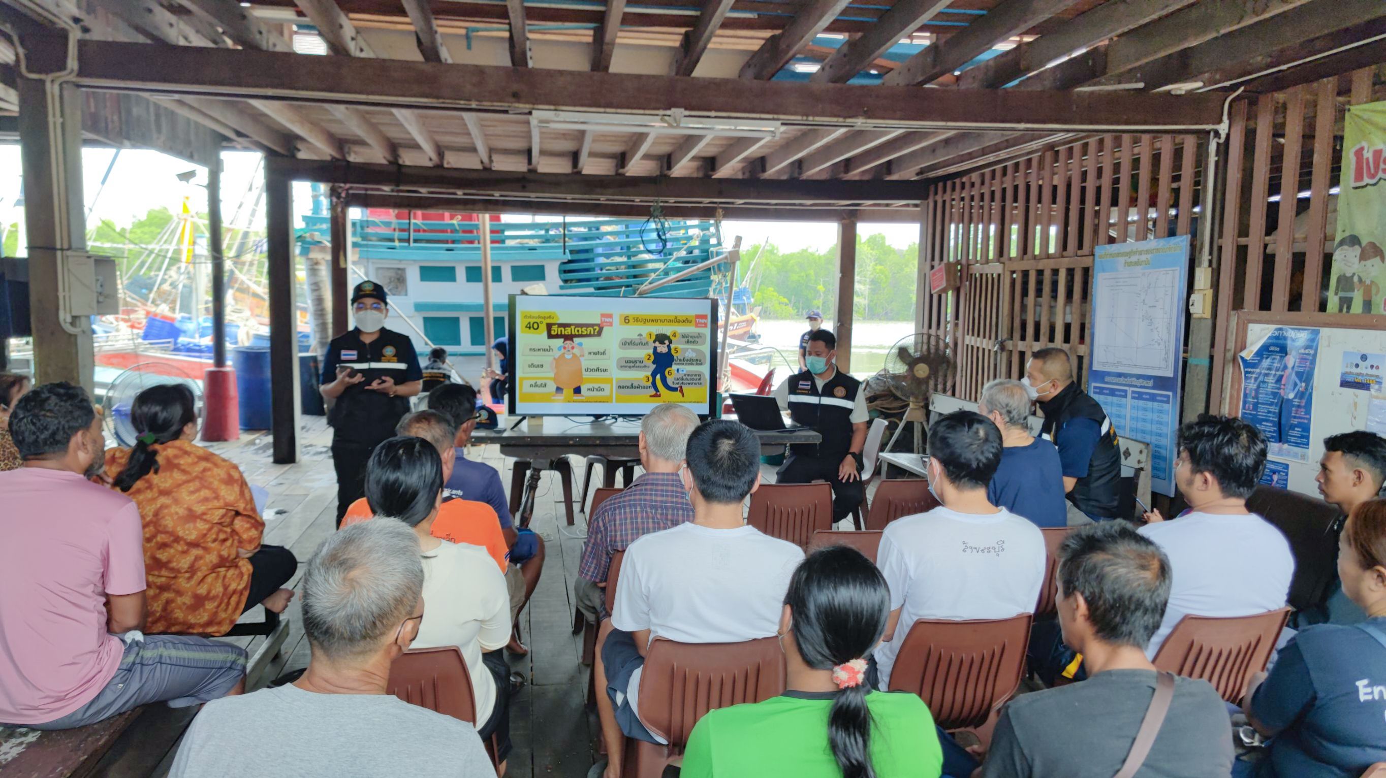 วันที่ 20 เมษายน 2566 เวลา 10.00 น. : ศูนย์ควบคุมการแจ้งเรือเข้าออกสตูล สังกัดศูนย์บริหารจัดการด่านตรวจประมงเขต 9 (สตูล) บูรณาการร่วมกับศูนย์ควบคุมความมั่นคงท่าเรือจังหวัดสตูล ศรชล.ภาค 3 สำนักงานเจ้าท่าภูมิภาคสาขาสตูล สำนักงานสวัสดิการและคุ้มครองแรงงานจังหวัดสตูล สำนักงานจัดหางานจังหวัดสตูล จัดประชุมชี้แจงเจ้าของเรือประมงพาณิชย์ ผู้ควบคุมเรือประมง และผู้มีส่วนเกี่ยวข้องในการแจ้งเรือเข้าออกในพื้นที่อำเภอเมืองสตูล จังหวัดสตูล..คลิก