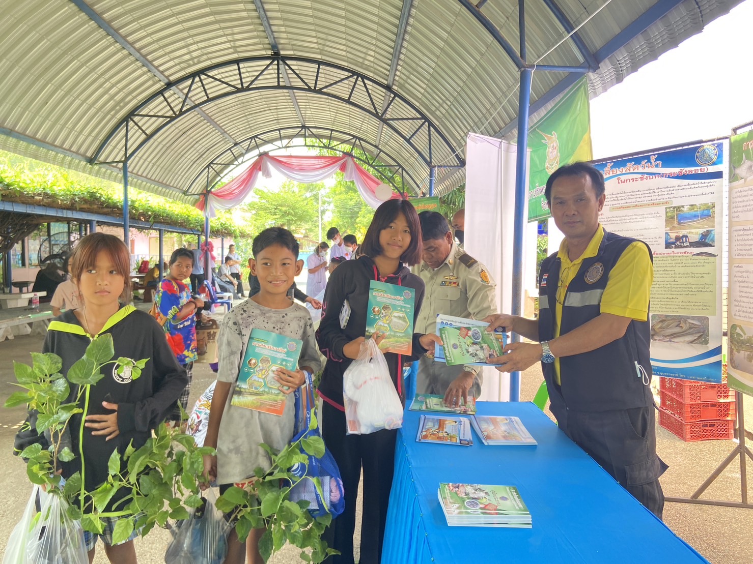 ประมงอุบลฯ ร่วมจัดนิทรรศการเปิดหน่วยแพทย์เคลื่อนที่ มูลนิธิแพทย์อาสาสมเด็จพระศรีนครินทราบรมราชชนนี (พอ.สว.)..คลิก