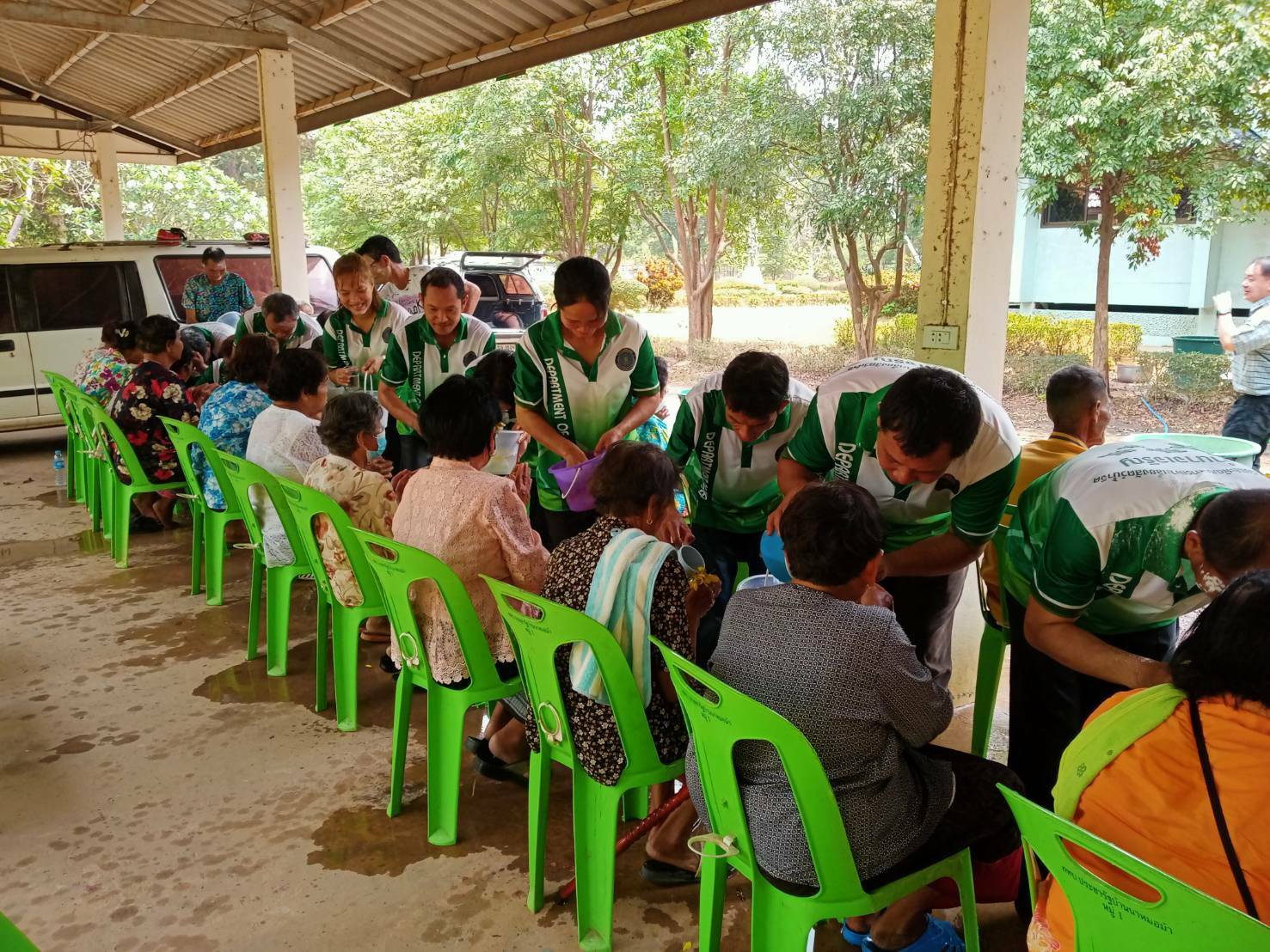 จัดกิจกรรมทำบุญและรดน้ำดำหัวขอพรผู้ใหญ่ในชุมชน 