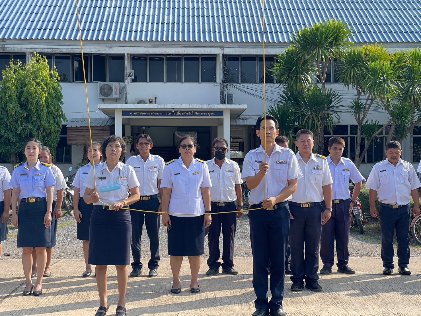 ร่วมเชิญธงชาติขึ้นสู่ยอดเสาและร้องเพลงชาติ เพื่อแสดงความจงรักภักดีต่อชาติ ศาสนา พระมหากษัตริย์..คลิก