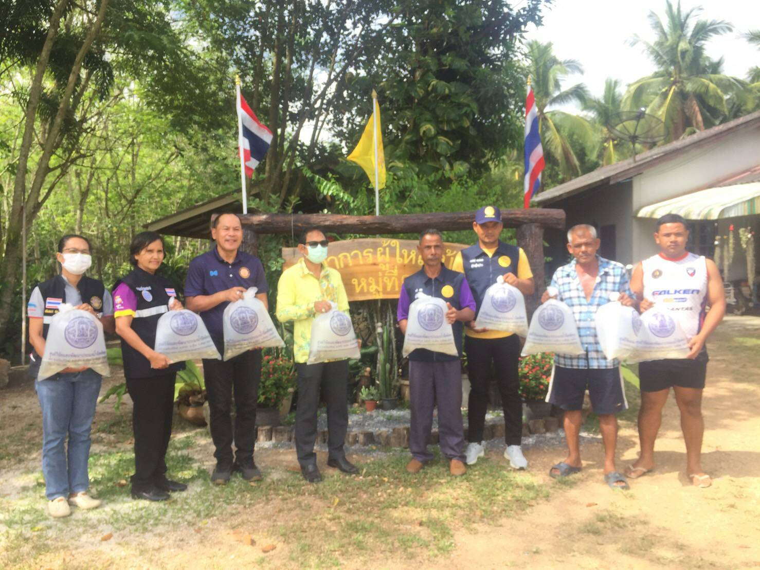ประมงจังหวัดพัทลุง พร้อมด้วย กลุ่มบริหารจัดการด้านการประมง พร้อมด้วย ประมงอำเภอปากพะยูน  ร่วมปล่อยพันธุ์สัตว์น้ำ ปลากินพืช โครงการฟื้นฟูทรัพยากรทะเลสาบสงขลาในพื้นที่ บ้านบ่อนนท์ หมู่ที่ 9  ตำบลเกาะนางคำ อำเภอปากพะยูน จังหวัดพัทลุง..คลิก