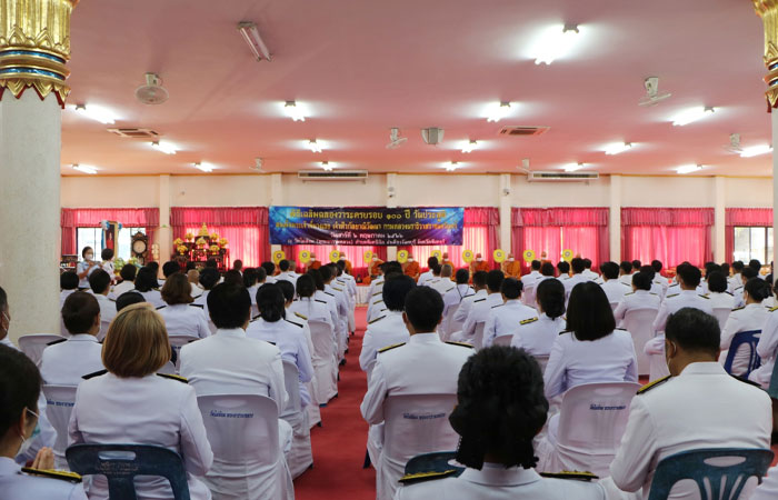 พิธีเจริญพระพุทธมนต์ พิธีทำบุญตักบาตร และพิธีวางพานพุ่มดอกไม้ถวายราชสักการะ เนื่องในวันประสูติ ครบรอบ 100 ปี สมเด็จพระเจ้าพี่นางเธอ เจ้าฟ้ากัลยาณิวัฒนา กรมหลวงนราธิวาสราชนครินทร์..คลิก