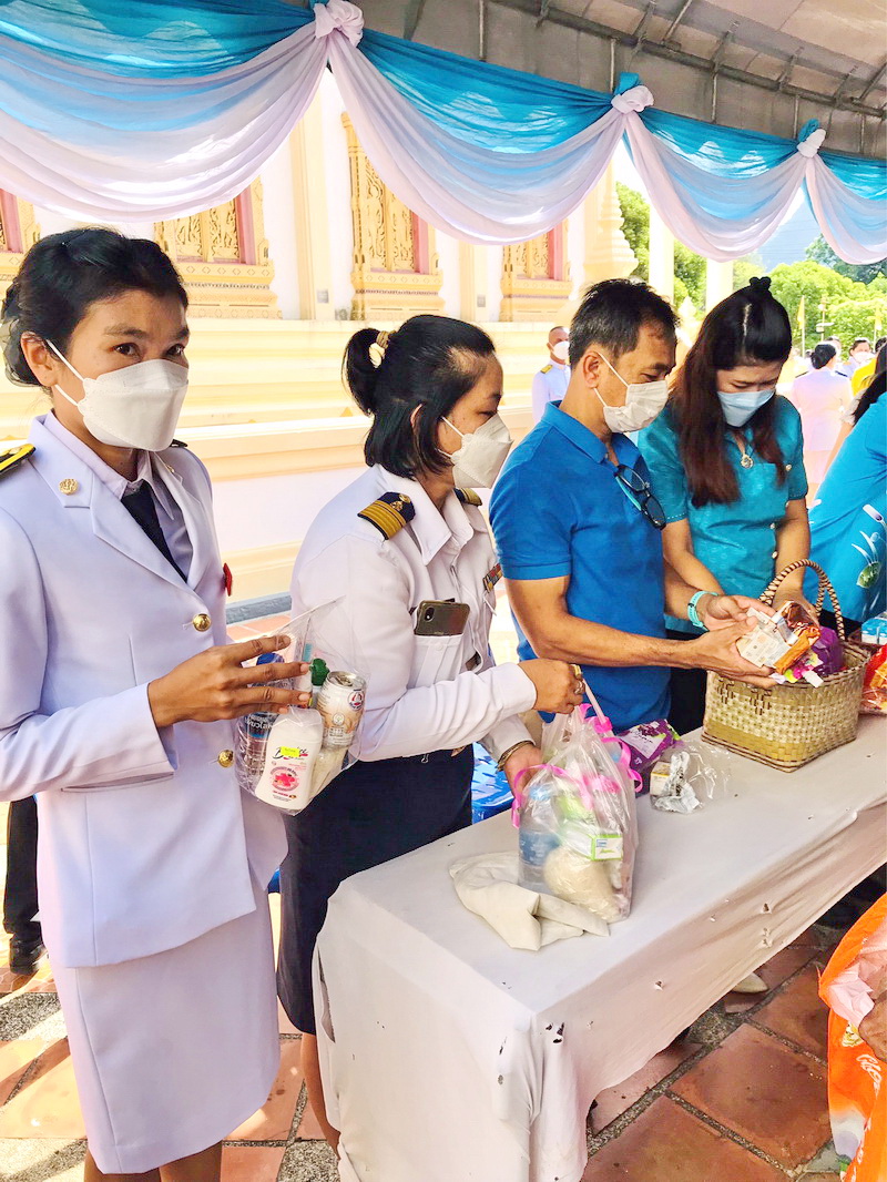 ร่วมพิธีทำบุญตักบาตร เพื่อถวายพระราชกุศล
