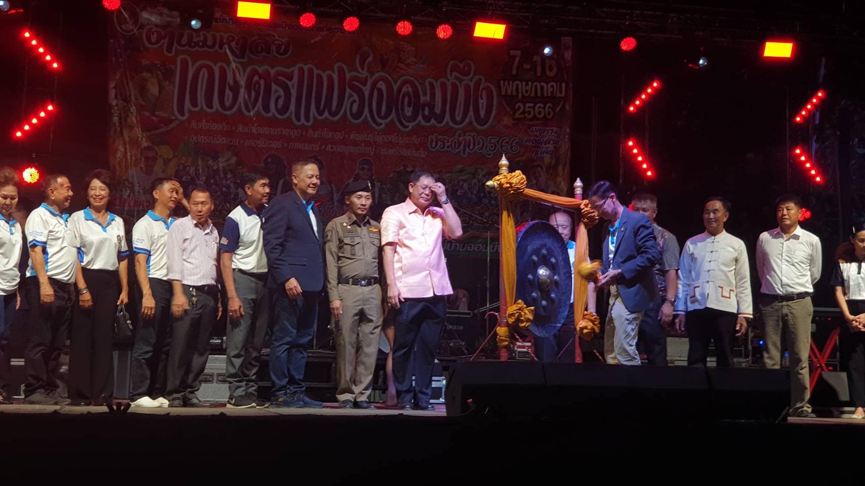 ร่วมกิจกรรมในพิธีเปิดงาน 