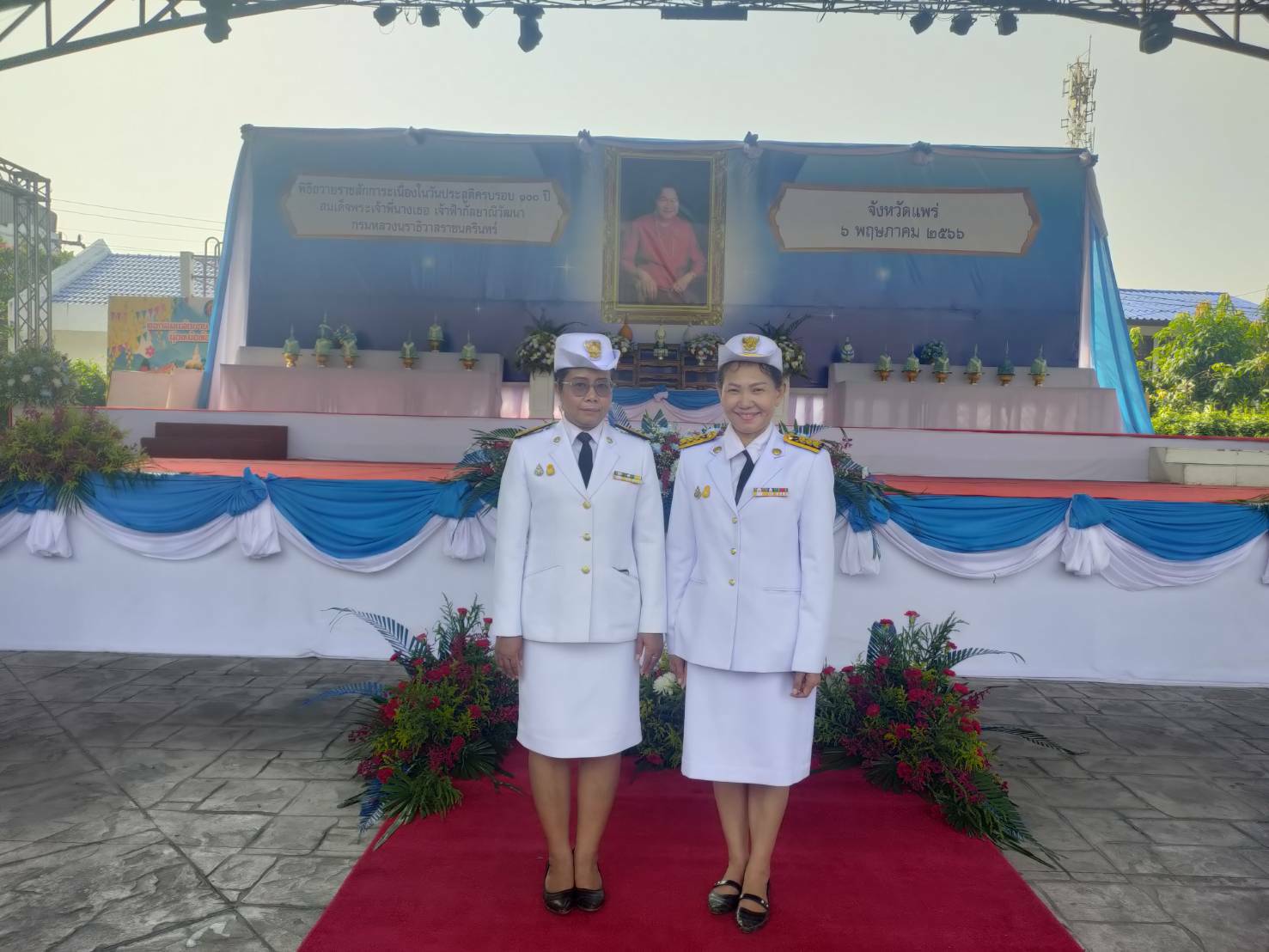 ร่วมประกอบพิธีวางพานพุ่มดอกไม้หน้าพระรูปสมเด็จพระเจ้าพี่นางเธอ เจ้าฟ้ากัลยาณิวัฒนา กรมหลวงนราธิวาสราชนครินทร์..คลิก