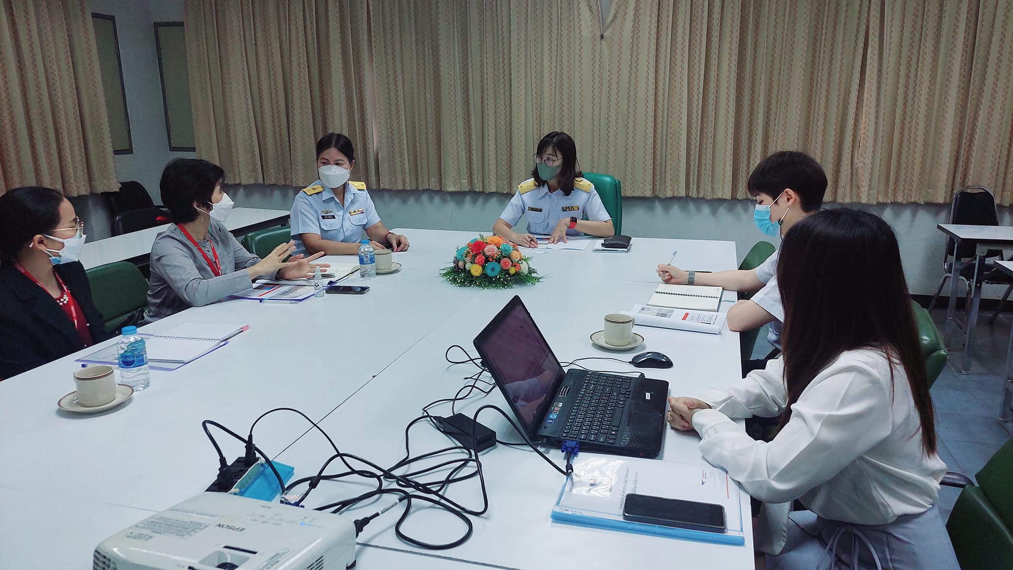 ประชุมหารือ การขนส่งสินค้าทางราง (Rail Network) บริษัท ไปรษณีย์ไทย จำกัด พร้อมด้วย หัวหน้ากลุ่มงาน ข้าราชการ เเละนักวิชาการผลิตภัณฑ์อาหาร เเละผู้เเทนบริษัท ไปรษณีย์ไทย จำกัด